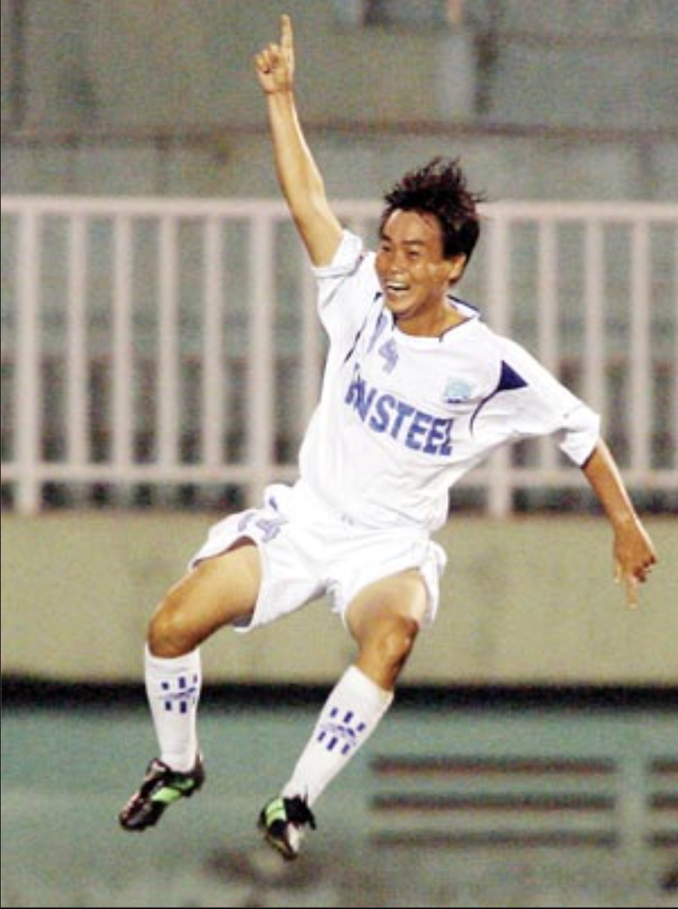 Cựu Vua phá lưới bóng đá Việt Nam qua đời ở tuổi 55 1 Cựu tuyển thủ bóng đá Hồ Văn Lợi qua đời