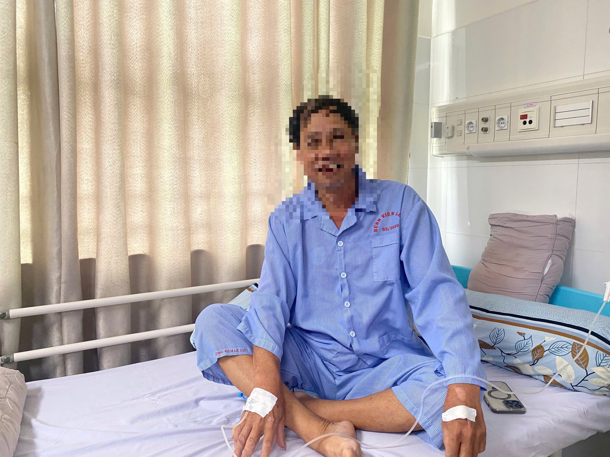 VIDEO: Giây phút bác sĩ cứu bệnh nhân ngừng tim vì điện giật - Ảnh 1.