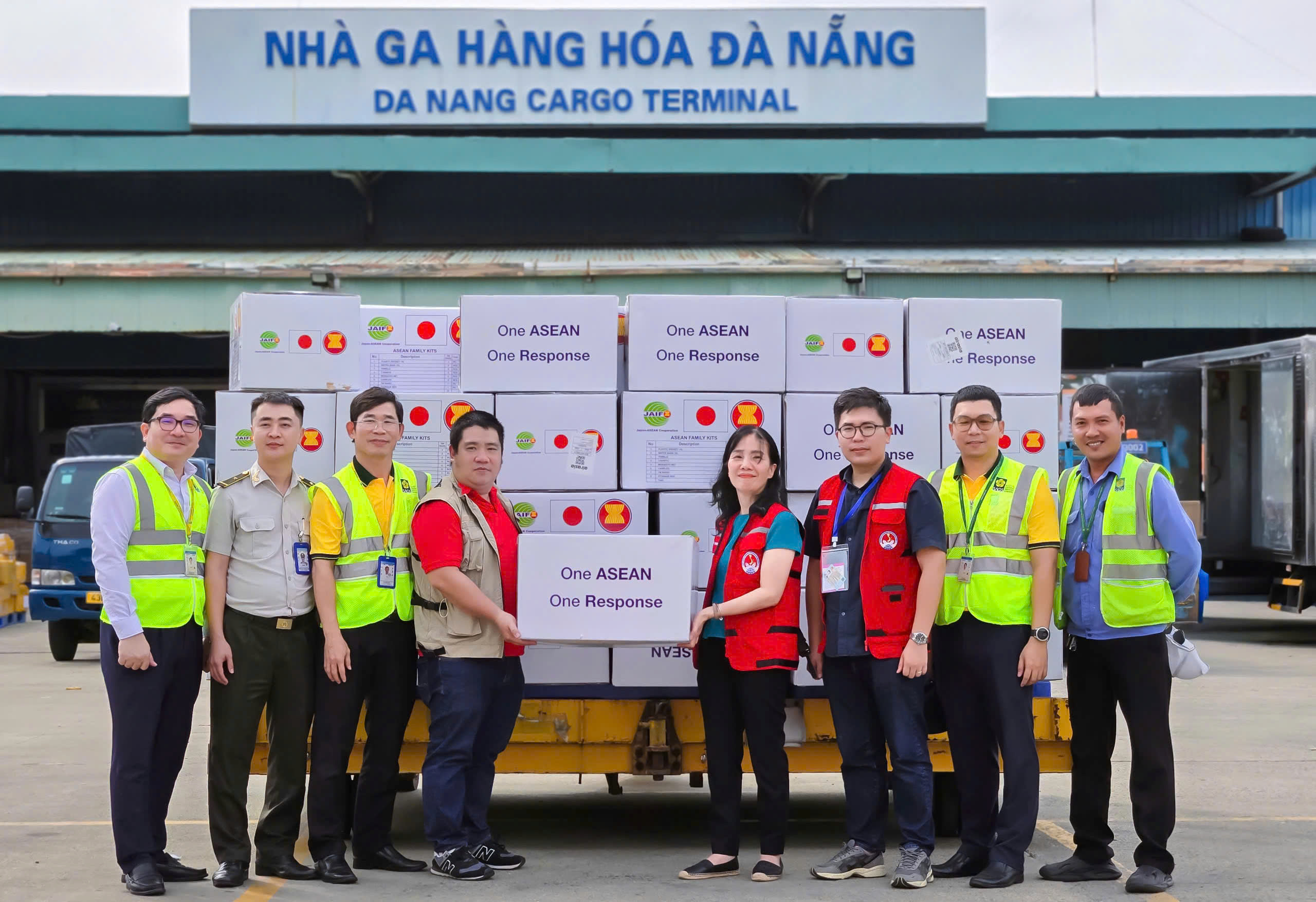 Hàng viện trợ khẩn cấp của ASEAN đến Đà Nẵng hỗ trợ đồng bào vùng lũ - Ảnh 2.