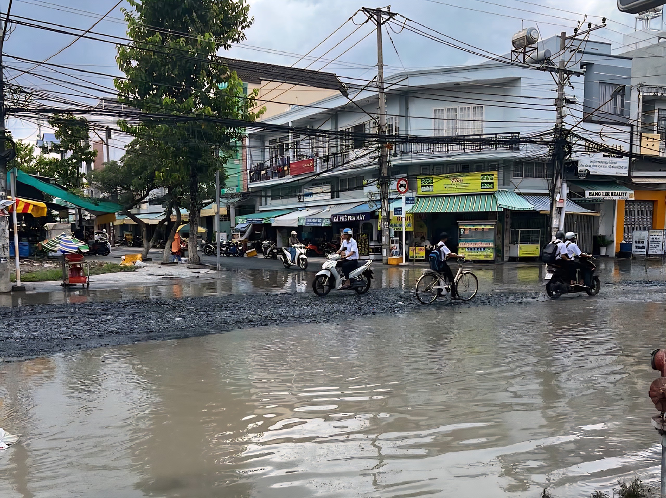 CLIP: Người phụ nữ chết thảm dưới gầm xe rơ – moóc trên con đường tan nát ở An Giang - Ảnh 4.