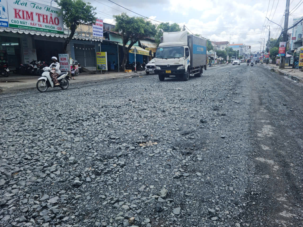 CLIP: Người phụ nữ chết thảm dưới gầm xe rơ – moóc trên con đường tan nát ở An Giang - Ảnh 3.