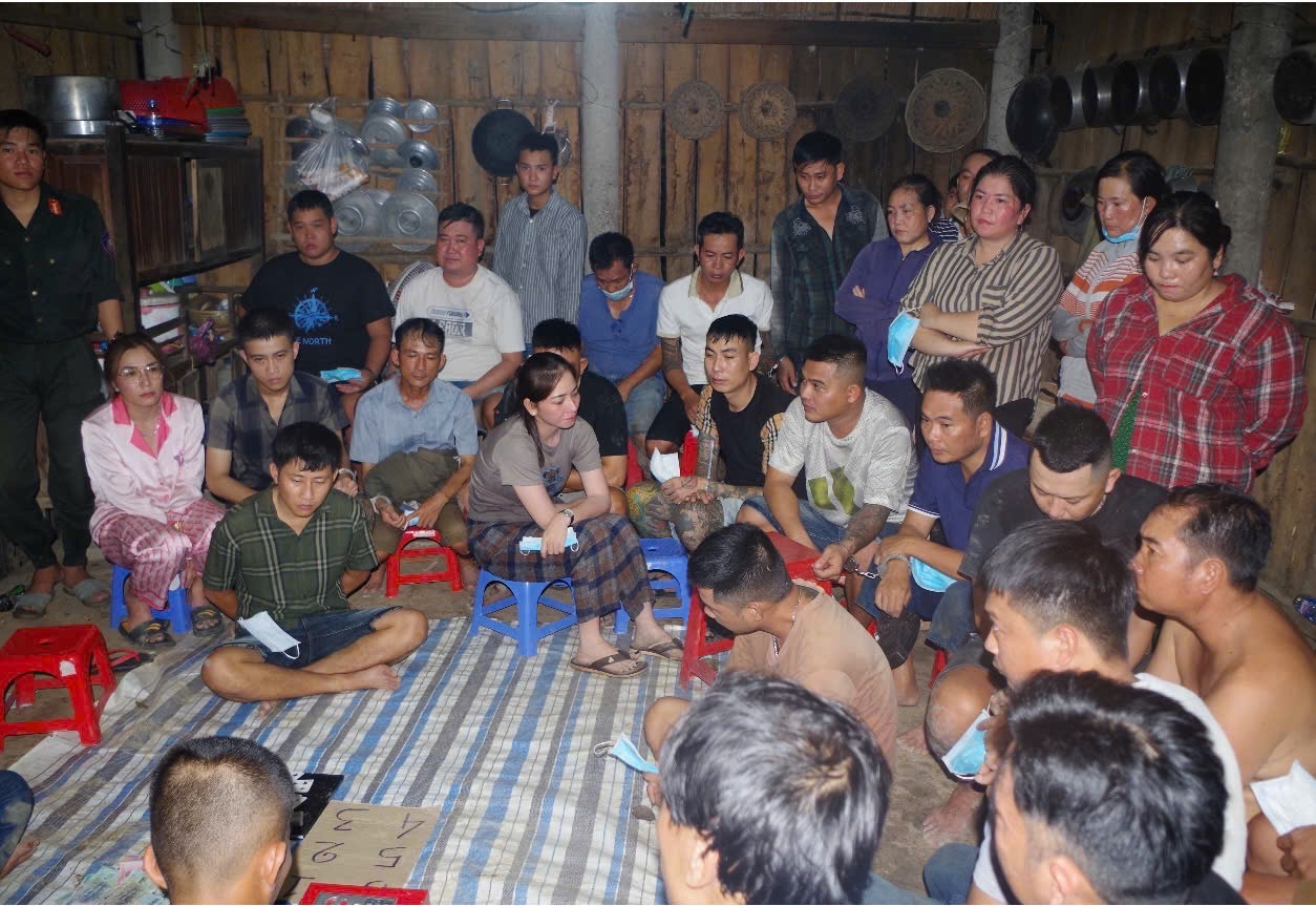 Công an Tây Ninh vây bắt 43 đối tượng đánh bạc trong nhà hoang - Ảnh 1.