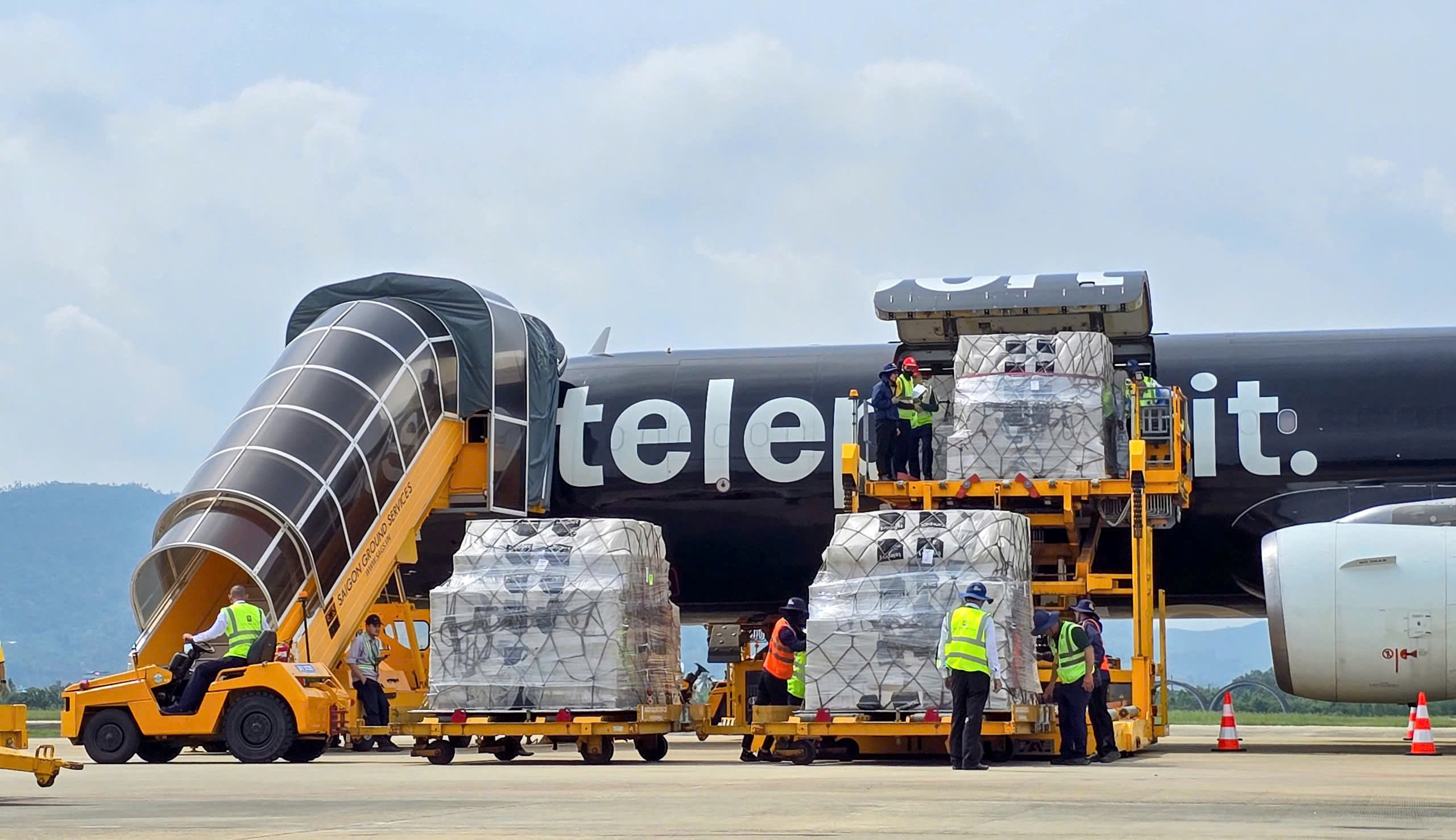 Hàng viện trợ khẩn cấp của ASEAN đến Đà Nẵng hỗ trợ đồng bào vùng lũ - Ảnh 1.