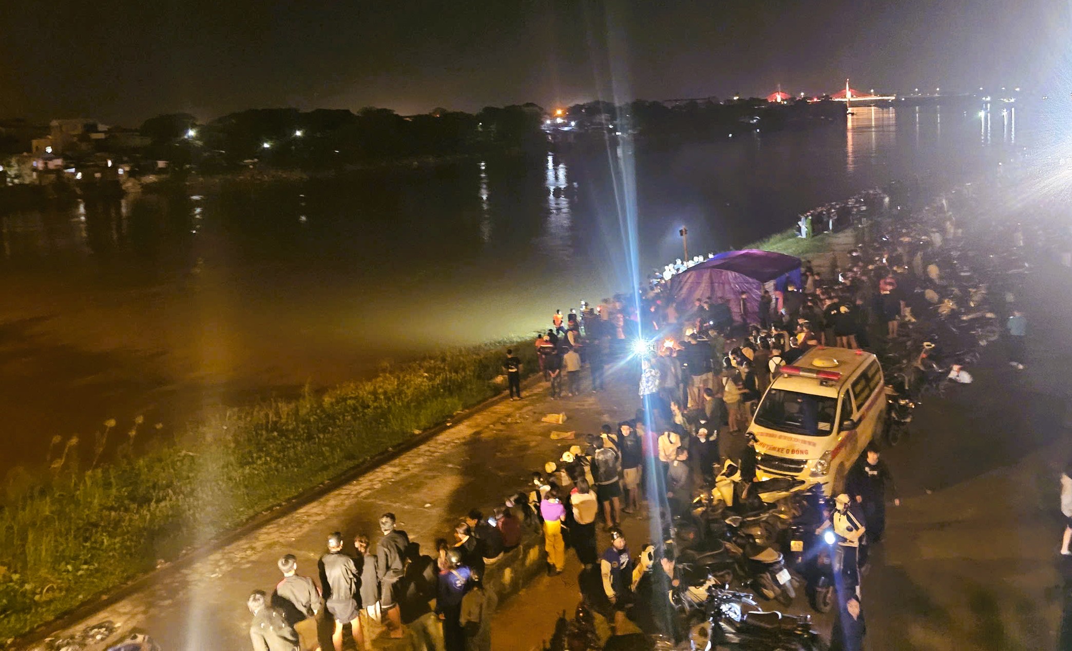 Tìm thấy chú rể nhảy cầu trước ngày đón dâu - Ảnh 2.