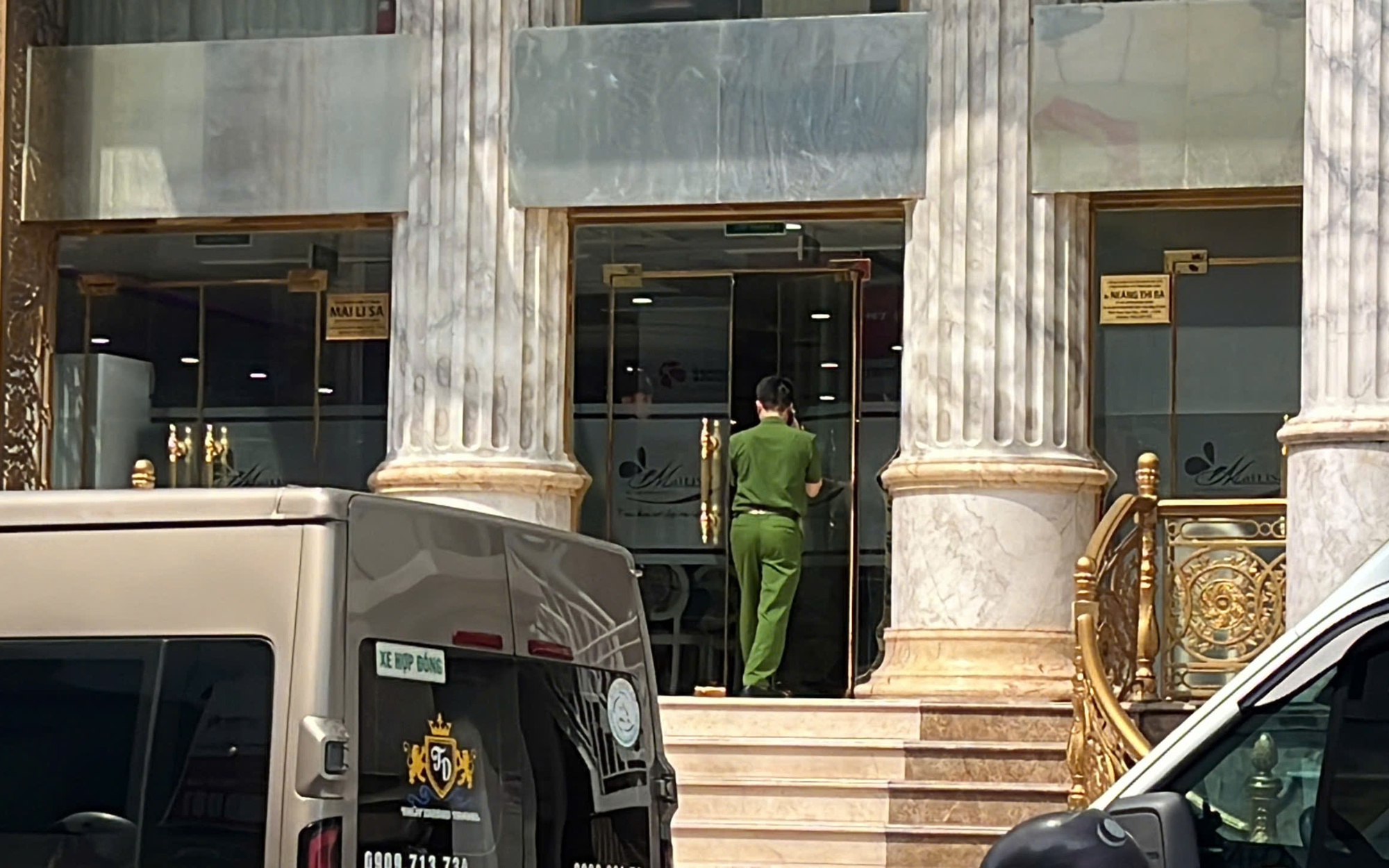 Cảnh sát xuất hiện tại cơ sở Thẩm mỹ viện Mailisa ở Nghệ An - Ảnh 2.