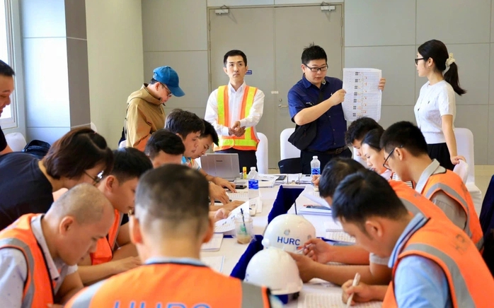 Chủ tịch UBND TPHCM chỉ đạo tăng cường quản lý lao động nước ngoài - Ảnh 2.