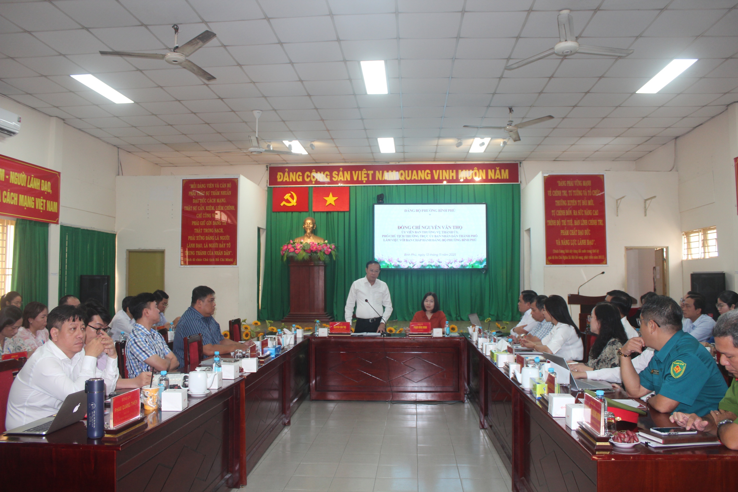 Phó chủ tịch Thường trực UBND TP HCM Nguyễn Văn Thọ làm việc với phường Bình Phú - Ảnh 1.