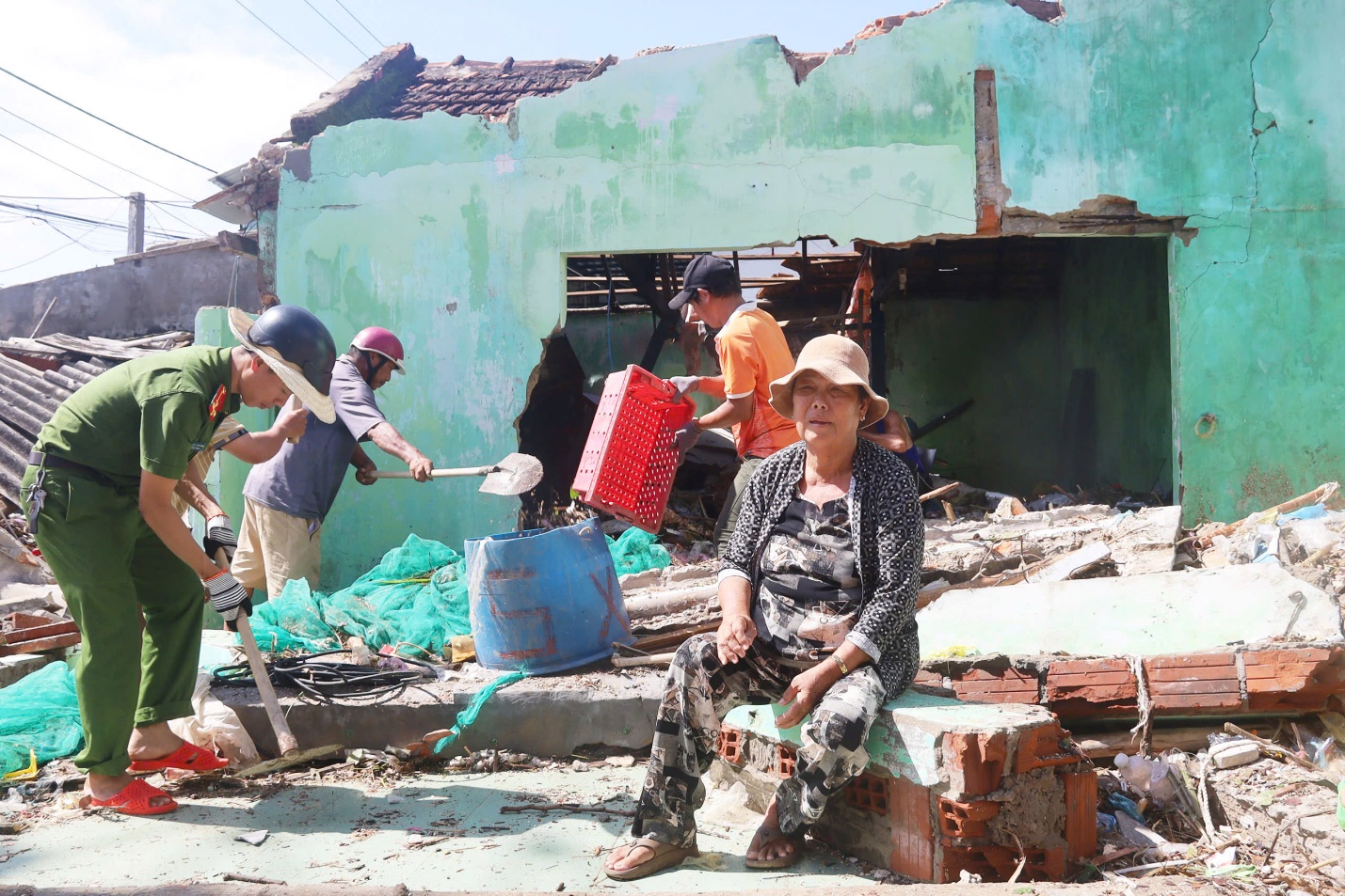 VPBank ủng hộ tỉnh Gia Lai 15 tỷ đồng khắc phục thiệt hại sau cơn bão số 13 - Ảnh 1.