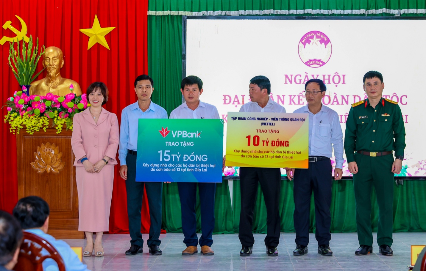 VPBank ủng hộ tỉnh Gia Lai 15 tỷ đồng khắc phục thiệt hại sau cơn bão số 13 - Ảnh 2.