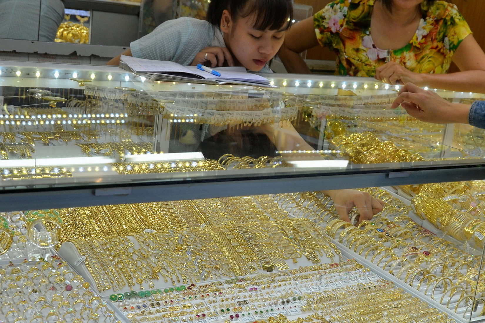 Giá vàng hôm nay 14-11: Sụt giảm mạnh khi nhà đầu tư ồ ạt chốt lời - Ảnh 1.