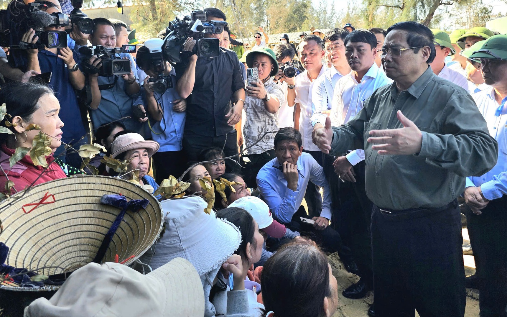 Thủ tướng họp bàn khắc phục hậu quả thiên tai tại gia Lai sau bão số 13 - Ảnh 2. Thủ tướng họp bàn khắc phục hậu quả thiên tai tại gia Lai sau bão số 13 - Ảnh 2.