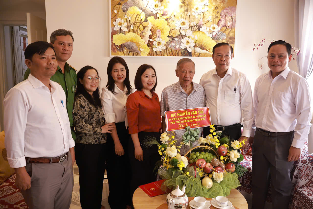 Lãnh đạo UBND TP HCM thăm nhạc sĩ Trần Long Ẩn - Ảnh 2.