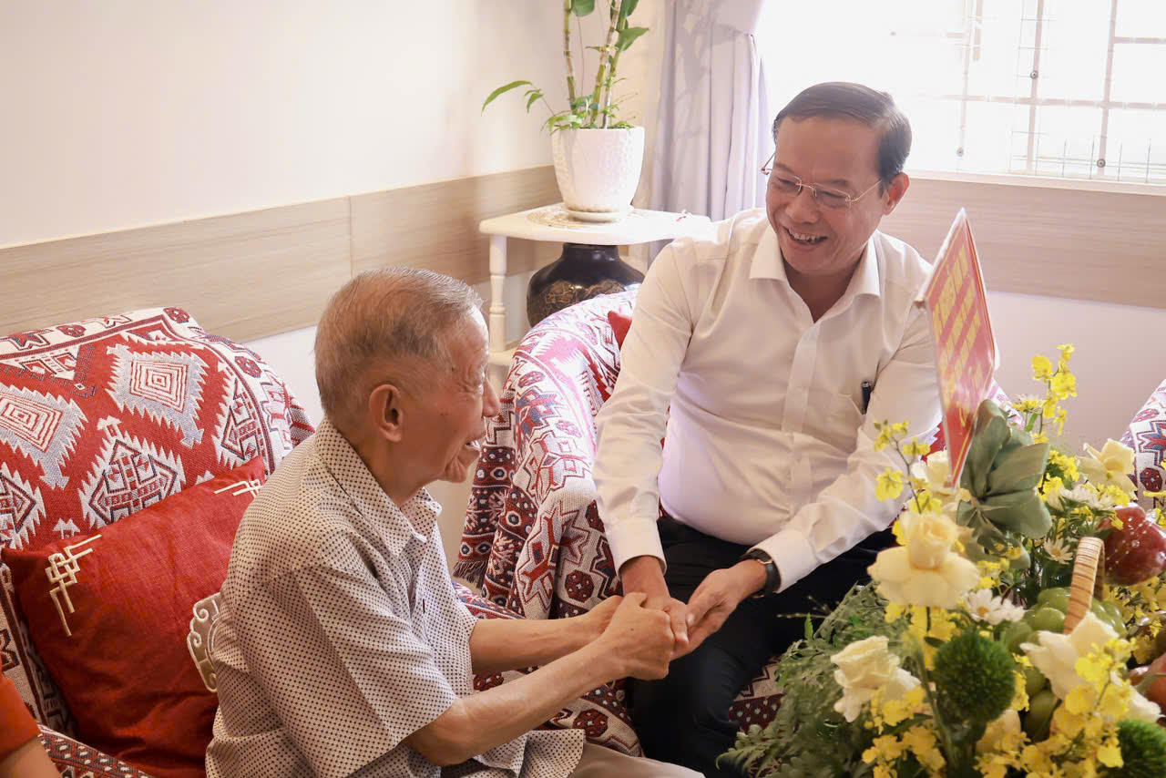 Lãnh đạo UBND TP HCM thăm nhạc sĩ Trần Long Ẩn - Ảnh 1.