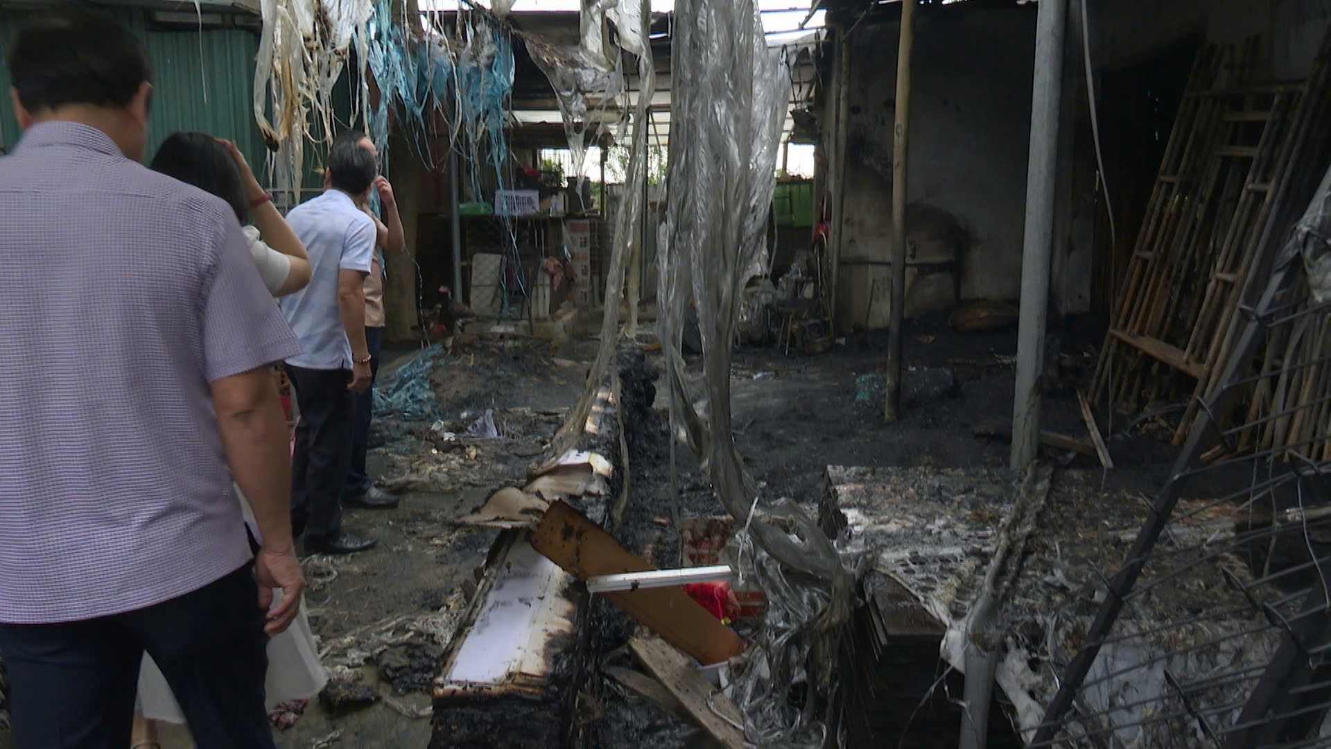 Một kho hàng ở Đông Hà bốc cháy dữ dội, gây thiệt hại lớn - Ảnh 1. Một kho hàng ở Đông Hà bốc cháy dữ dội, gây thiệt hại lớn - Ảnh 1.