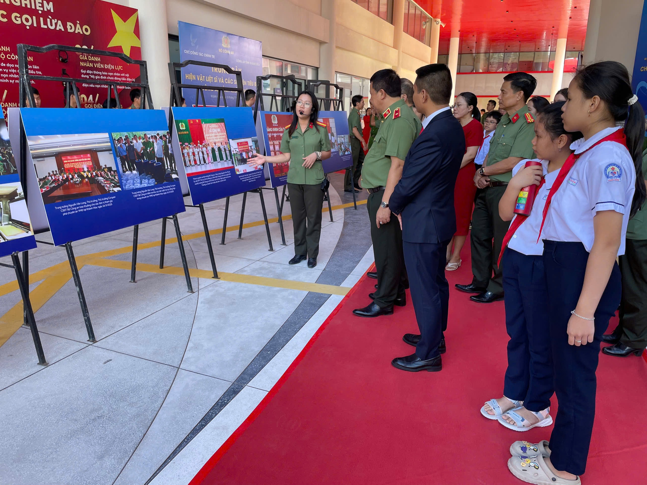 Triển lãm ảnh phòng chống buôn bán người và ma túy ở Khánh Hòa - Ảnh 2.