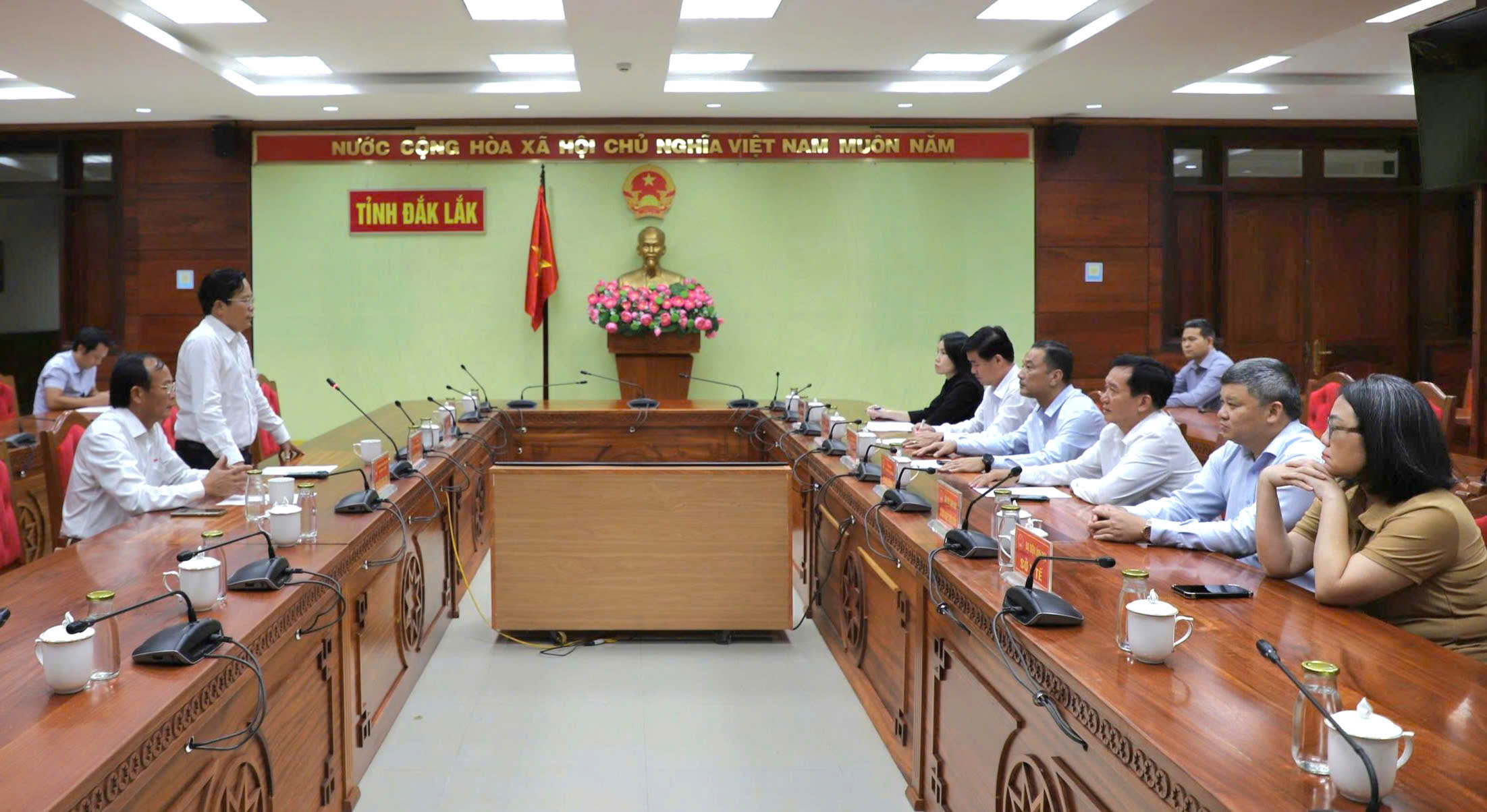 Báo Người Lao Động hỗ trợ Đắk Lắk 700 triệu đồng khắc phục hậu quả mưa bão - Ảnh 1. Báo Người Lao Động hỗ trợ Đắk Lắk 700 triệu đồng khắc phục hậu quả mưa bão - Ảnh 1.