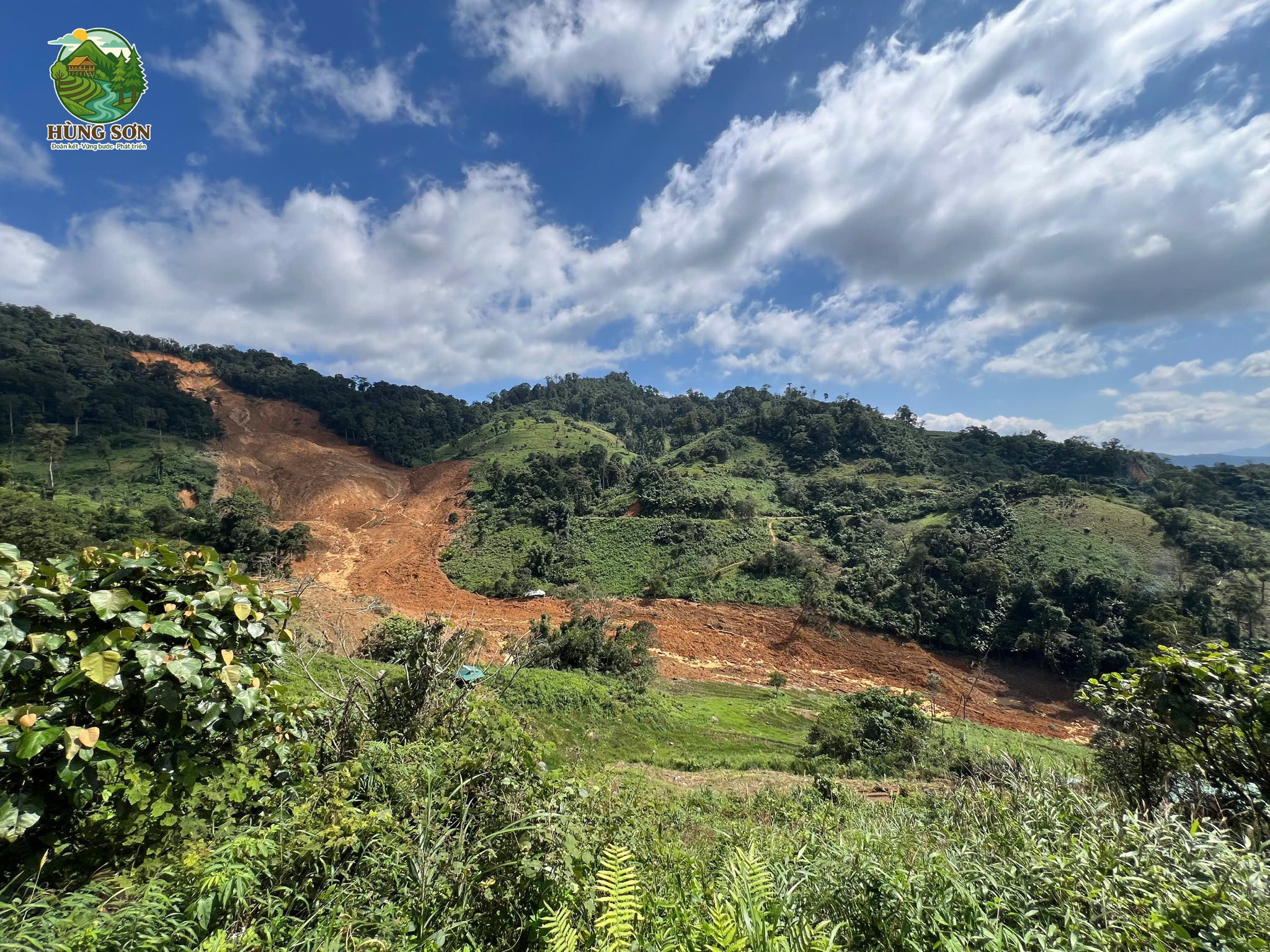 Toàn cảnh vụ sạt lở nghi vùi lấp 3 người ở Đà Nẵng nhìn từ flycam - Ảnh 5. Toàn cảnh vụ sạt lở nghi vùi lấp 3 người ở Đà Nẵng nhìn từ flycam - Ảnh 5.