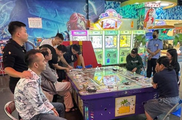 Bắt nhóm tổ chức đánh bạc trong trung tâm thương mại - Ảnh 1.