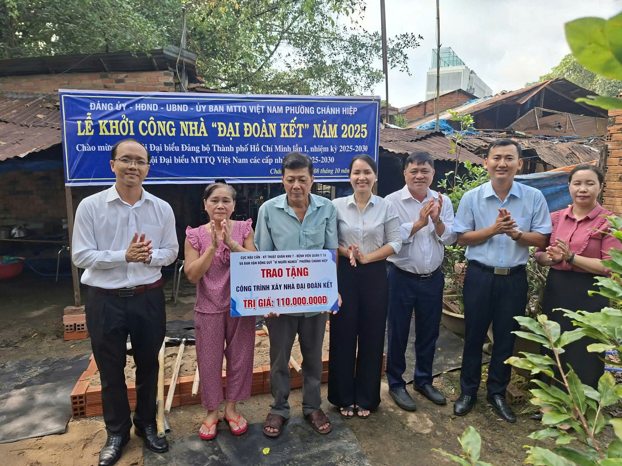 Tặng thẻ bảo hiểm y tế, học bổng cho trẻ em khó khăn tại phường Chánh Hiệp, TP HCM - Ảnh 3.