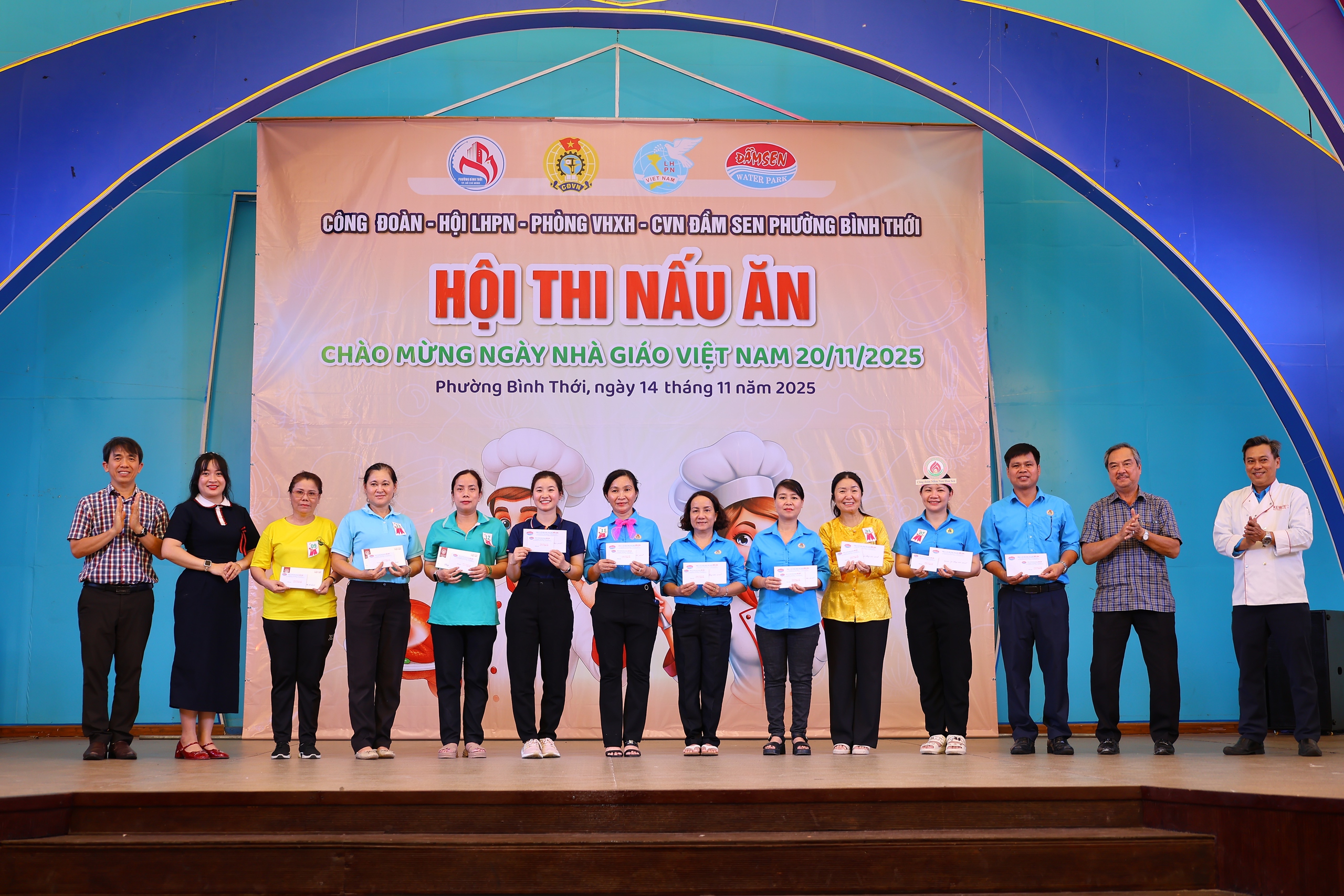 Giáo viên trổ tài bếp núc với