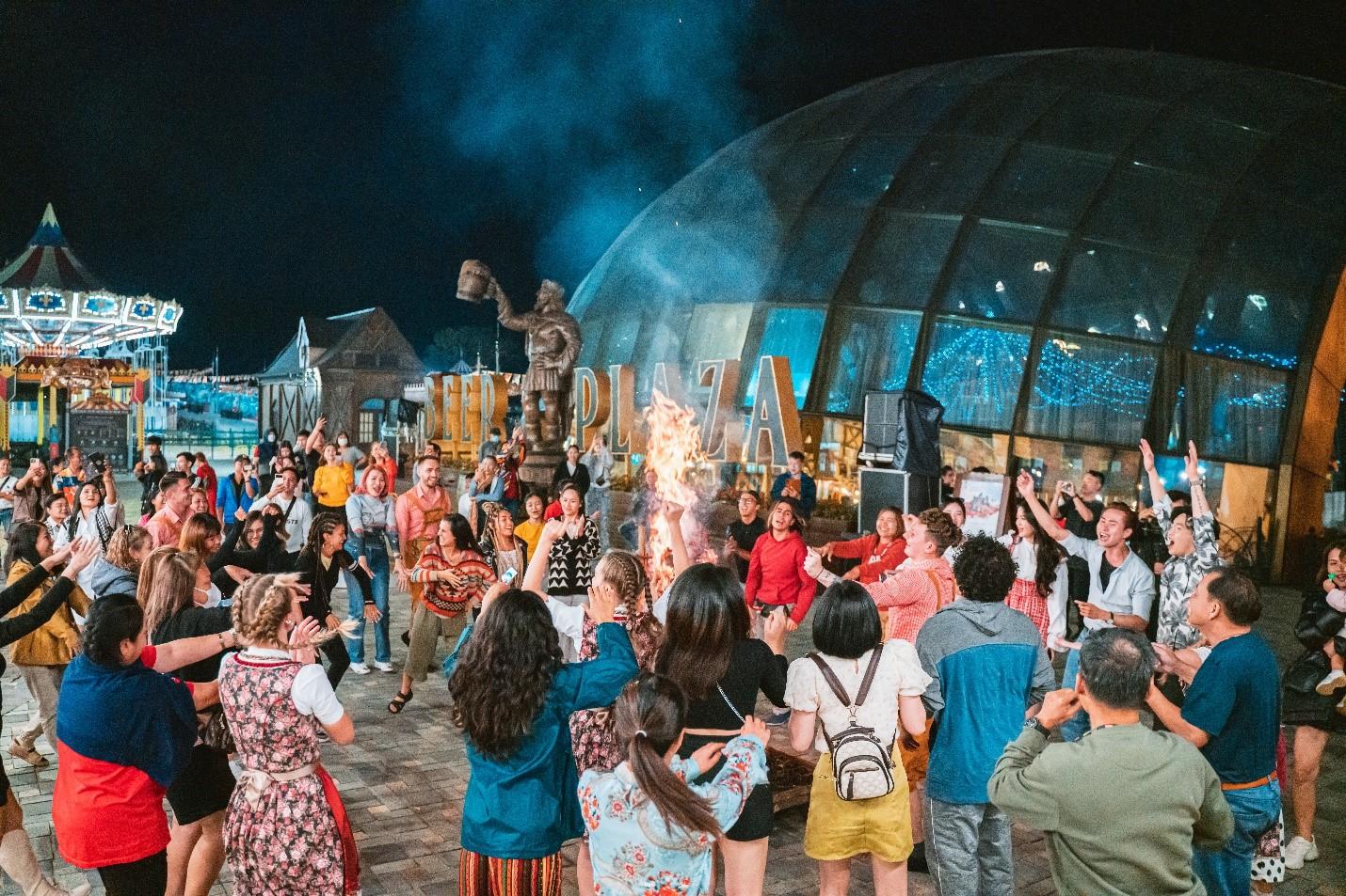 Kinh tế đêm Đà Nẵng còn thiếu một “thỏi nam châm” xứng tầm - Ảnh 2.