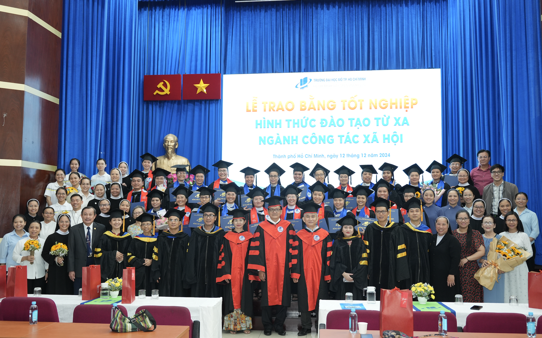 Hiệu trưởng ĐH Mở TP HCM gửi thông điệp bản lĩnh tới tân cử nhân - Ảnh 2.