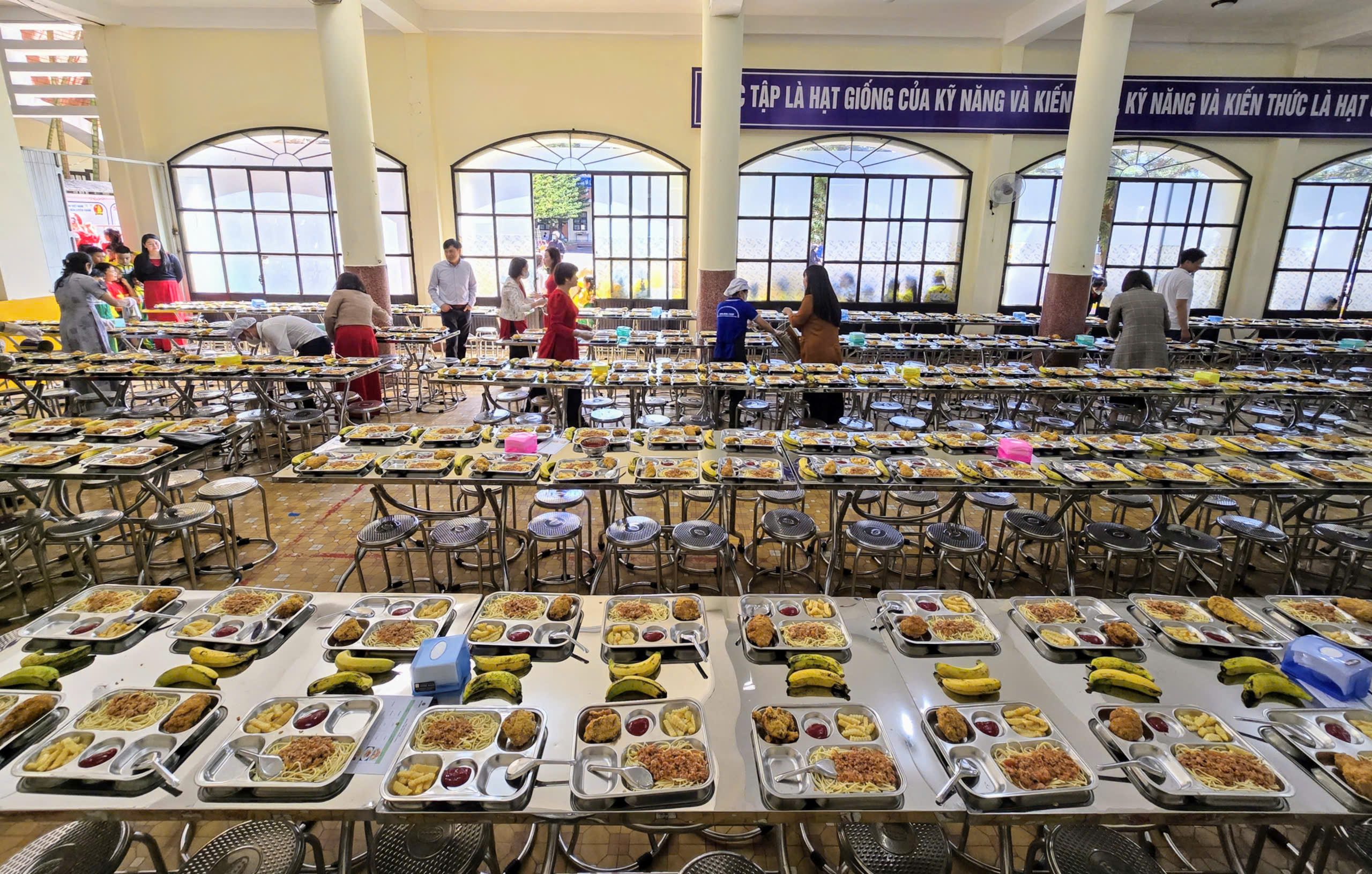 Suất ăn bán trú Trường Tiểu học Trưng Vương có gì sau khi bếp ăn hoạt động trở lại? - Ảnh 1.