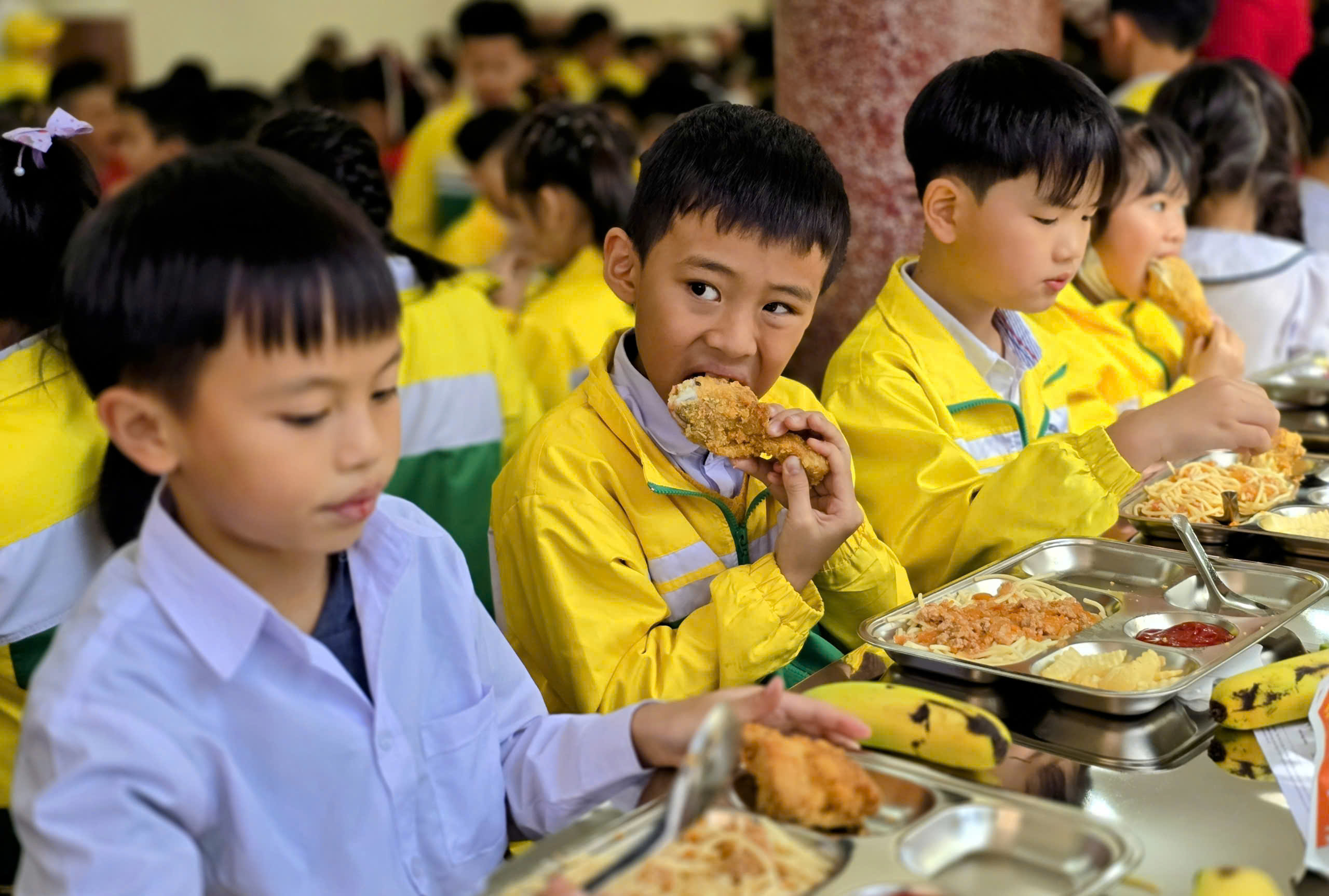 Suất ăn bán trú Trường Tiểu học Trưng Vương có gì sau khi bếp ăn hoạt động trở lại? - Ảnh 11.
