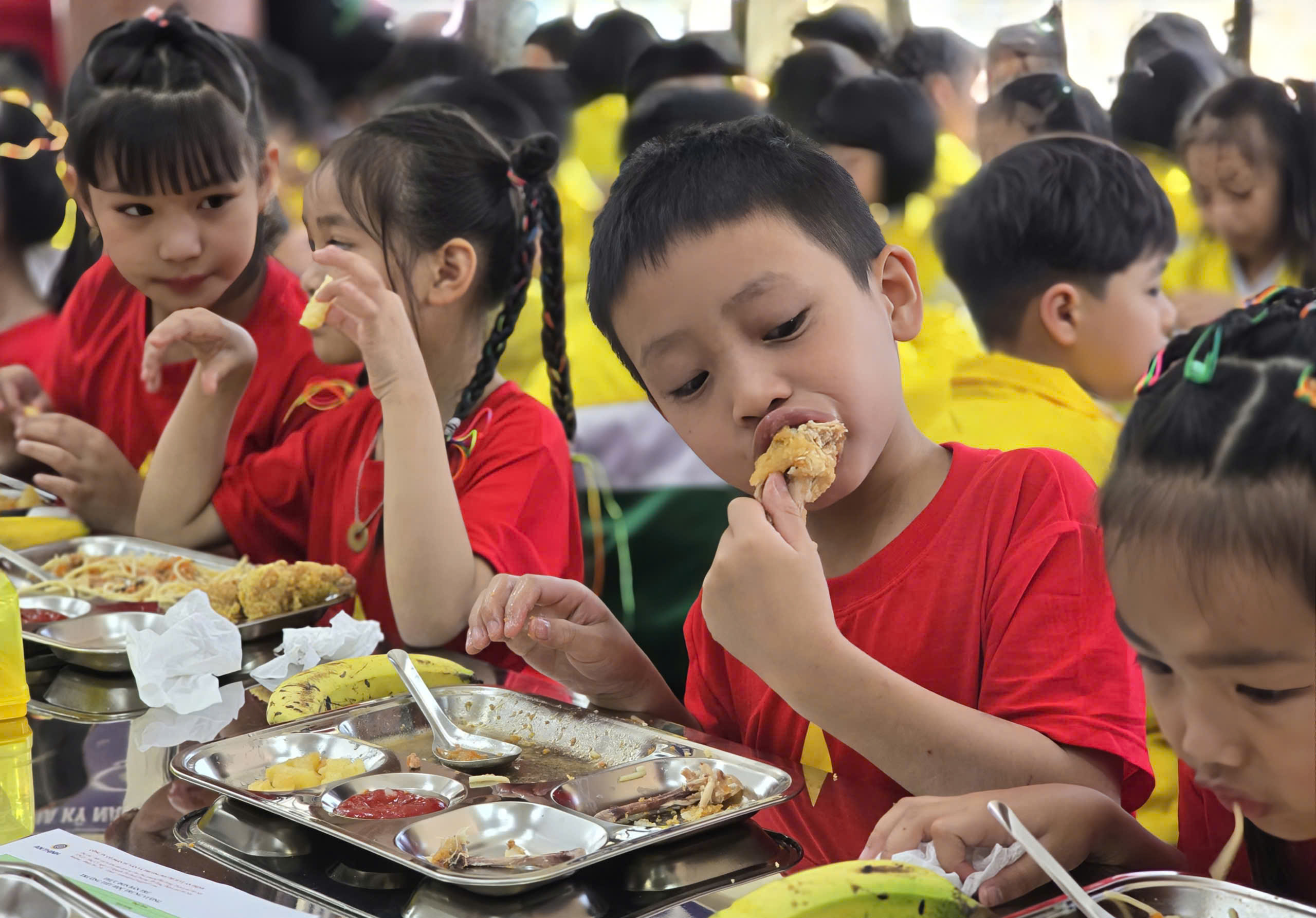 Suất ăn bán trú Trường Tiểu học Trưng Vương có gì sau khi bếp ăn hoạt động trở lại? - Ảnh 12.