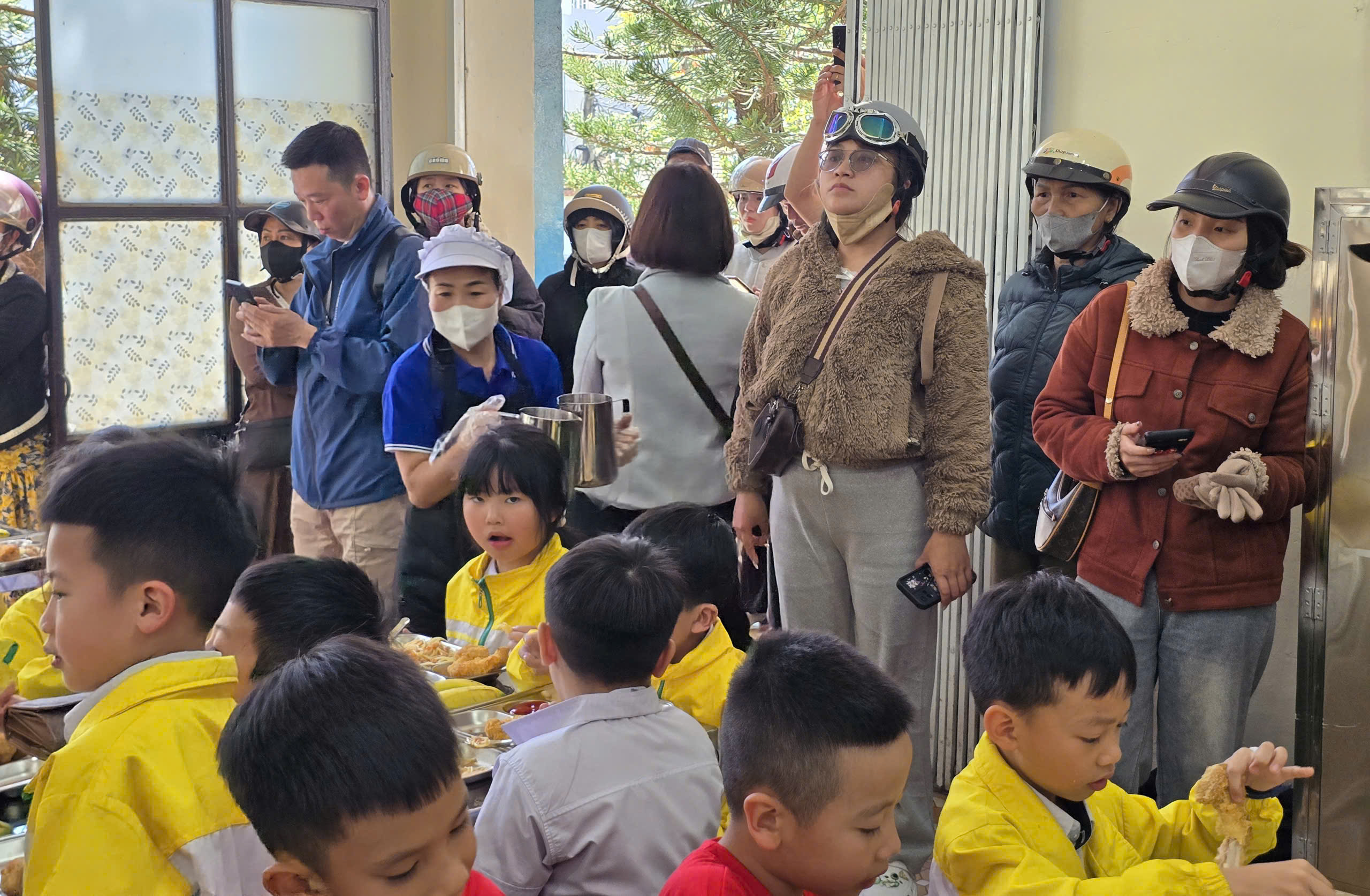 Suất ăn bán trú Trường Tiểu học Trưng Vương có gì sau khi bếp ăn hoạt động trở lại? - Ảnh 16.