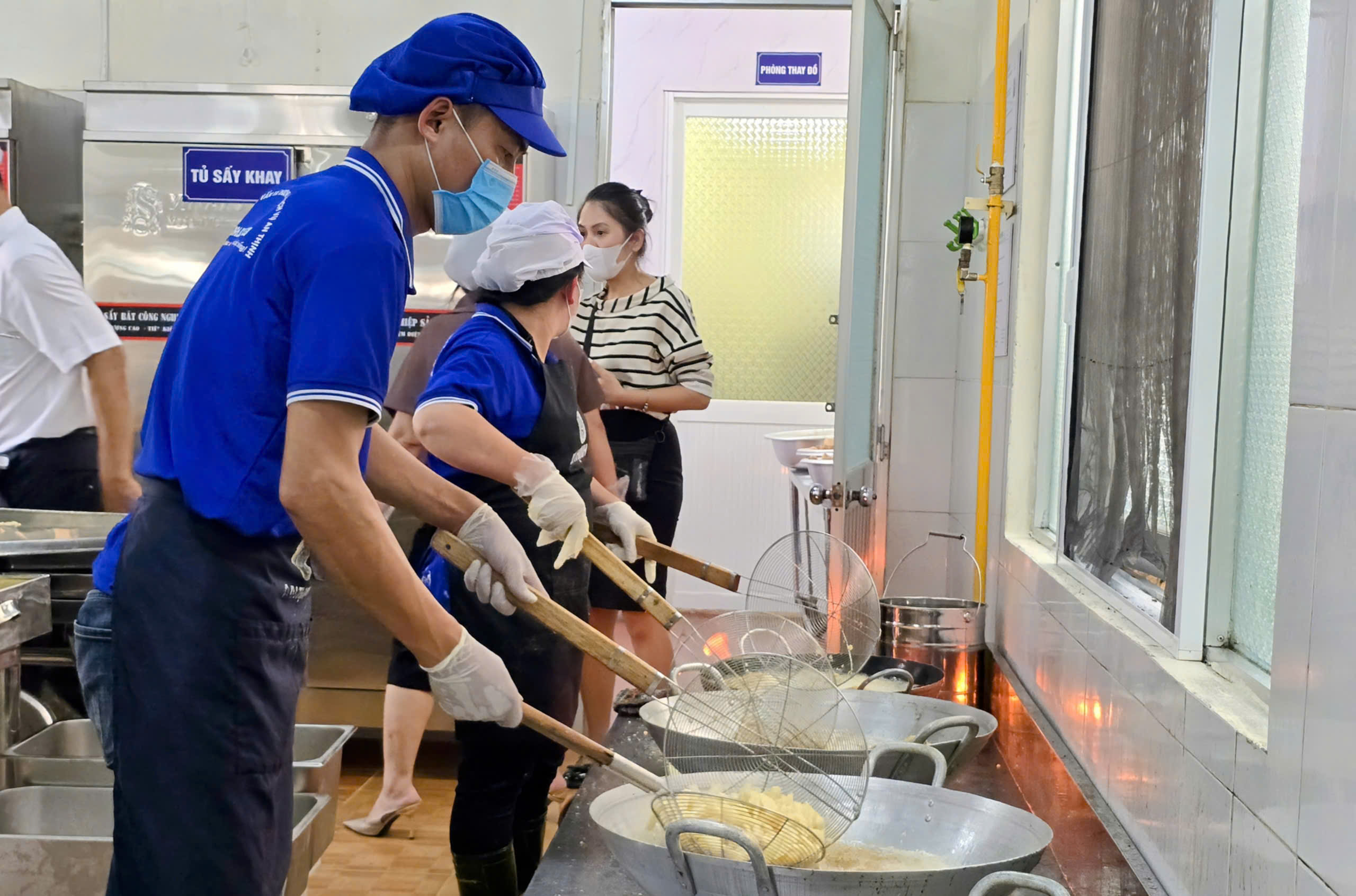 Suất ăn bán trú Trường Tiểu học Trưng Vương có gì sau khi bếp ăn hoạt động trở lại? - Ảnh 2.