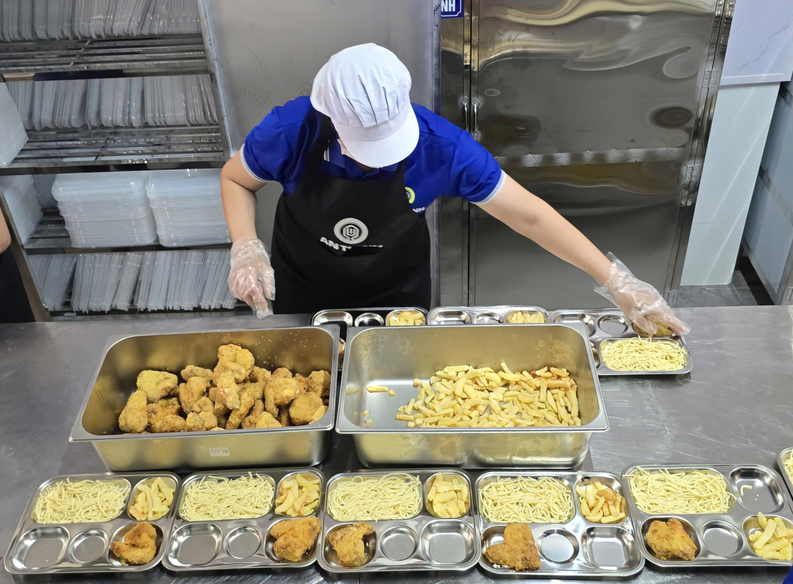 Suất ăn bán trú Trường Tiểu học Trưng Vương có gì sau khi bếp ăn hoạt động trở lại? - Ảnh 4.