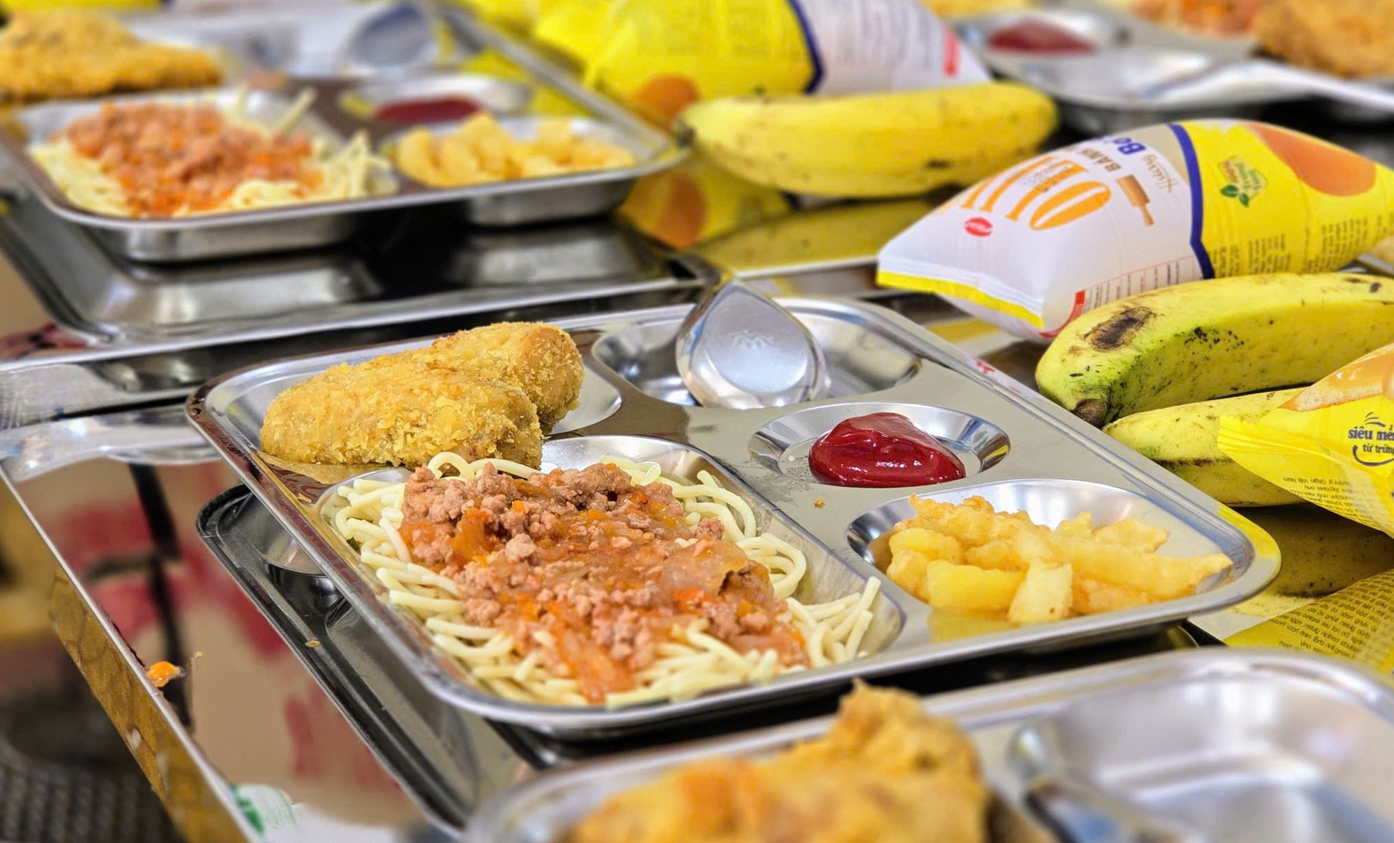 Suất ăn bán trú Trường Tiểu học Trưng Vương có gì sau khi bếp ăn hoạt động trở lại? - Ảnh 7.