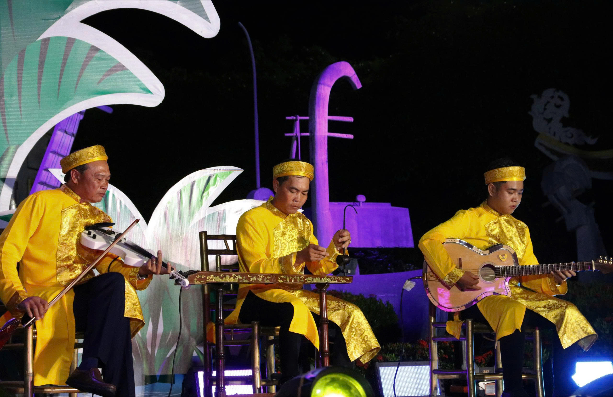 VIDEO: Hơn 100 nghệ nhân, tài tử đờn ca hội tụ tại Cà Mau để chào mừng Ngày hội Cua - Ảnh 6.