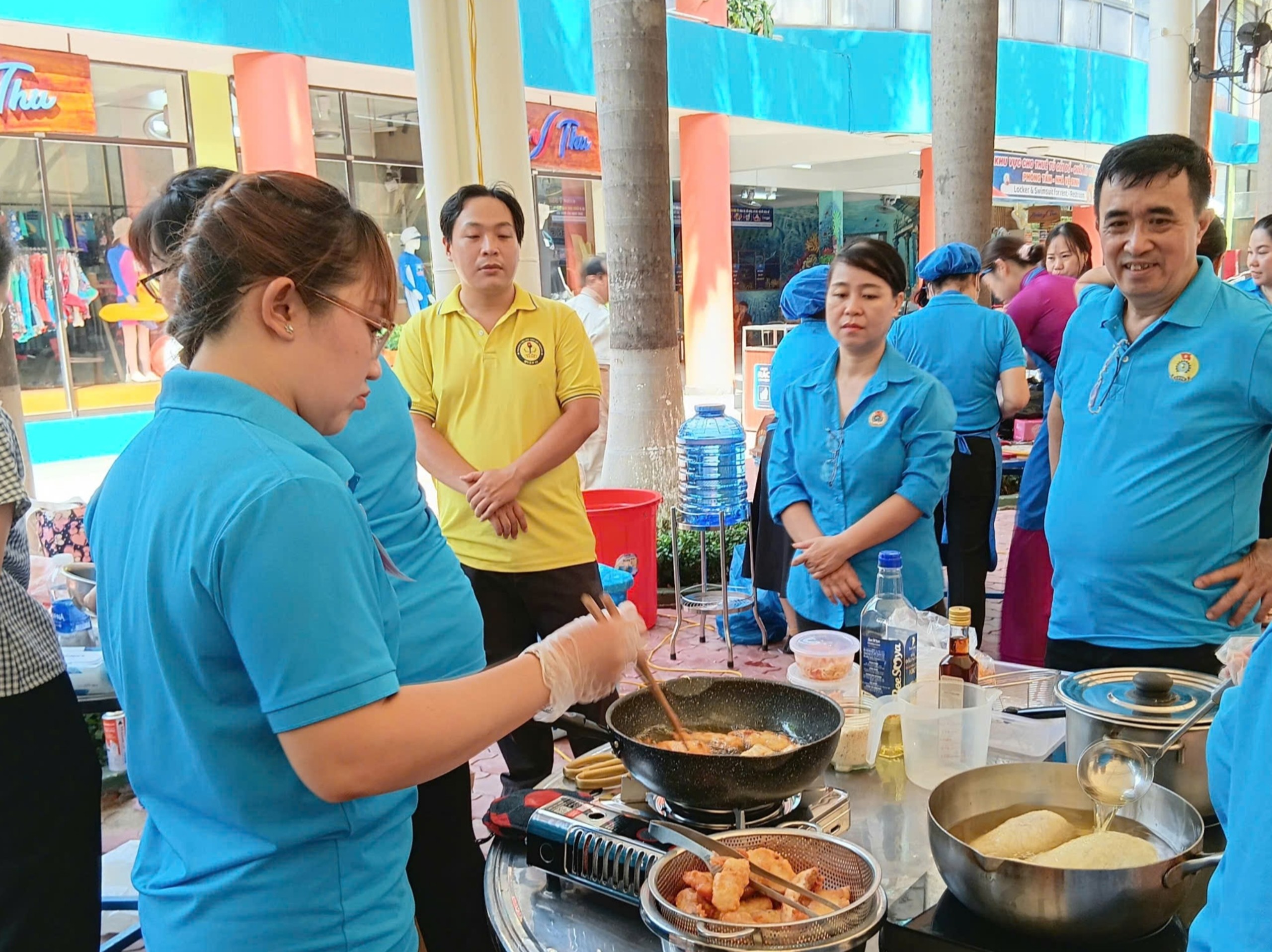 Giáo viên trổ tài bếp núc với 