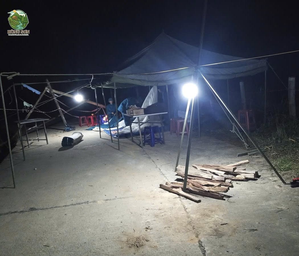 Sạt lở kinh hoàng ở Đà Nẵng: "Về đi em, con đang khát sữa"! - Ảnh 1.