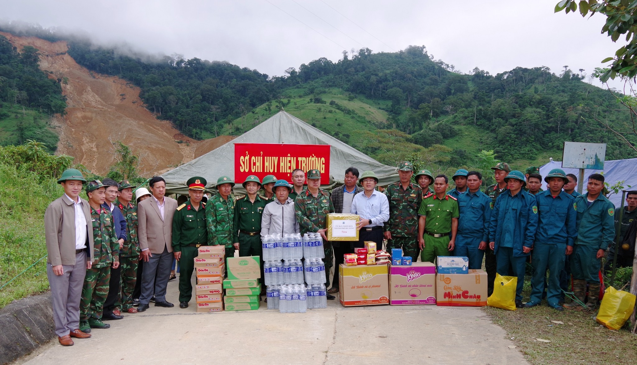 Lãnh đạo TP Đà Nẵng đến hiện trường vụ sạt lở núi kinh hoàng, động viên người dân - Ảnh 6. Lãnh đạo TP Đà Nẵng đến hiện trường vụ sạt lở núi kinh hoàng, động viên người dân - Ảnh 6.