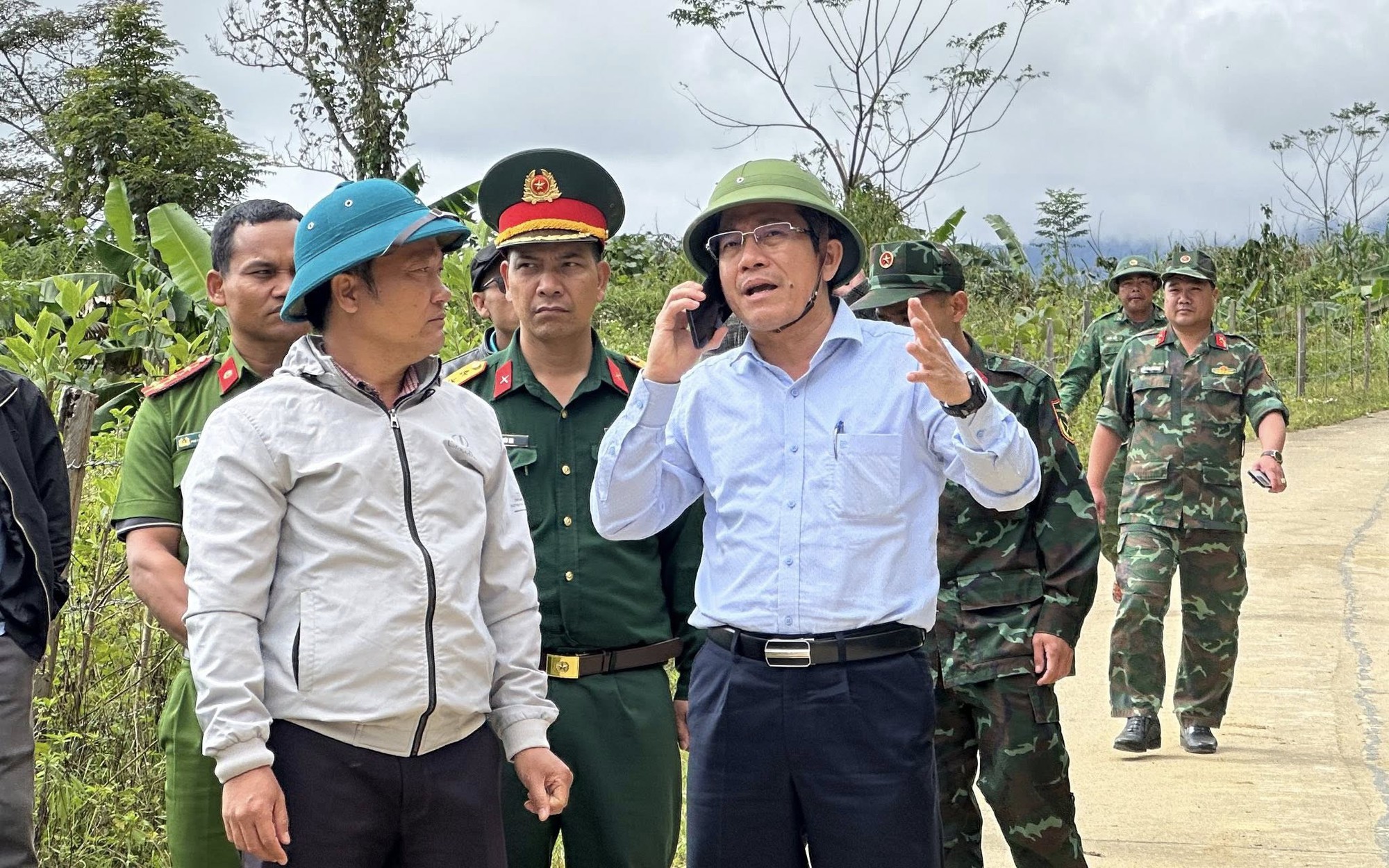 Mưa lớn tạm dừng tìm kiếm 3 nạn nhân mất tích do sạt lở núi ở Đà Nẵng - Ảnh 5. Mưa lớn tạm dừng tìm kiếm 3 nạn nhân mất tích do sạt lở núi ở Đà Nẵng - Ảnh 5.