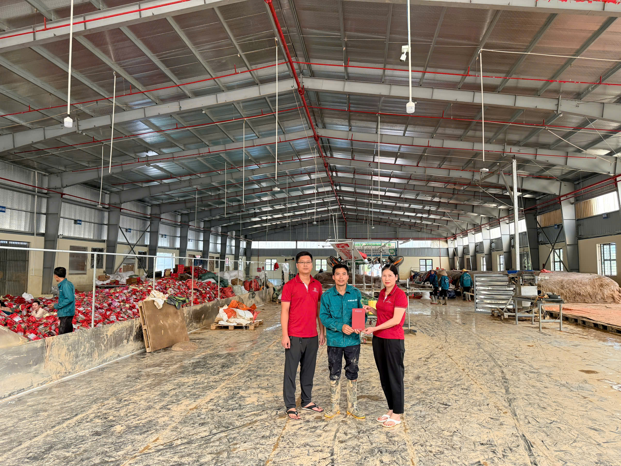 Nhiều ngân hàng giảm lãi suất hỗ trợ khách hàng phục hồi sau bão lũ - Ảnh 2. Nhiều ngân hàng giảm lãi suất hỗ trợ khách hàng phục hồi sau bão lũ - Ảnh 2.