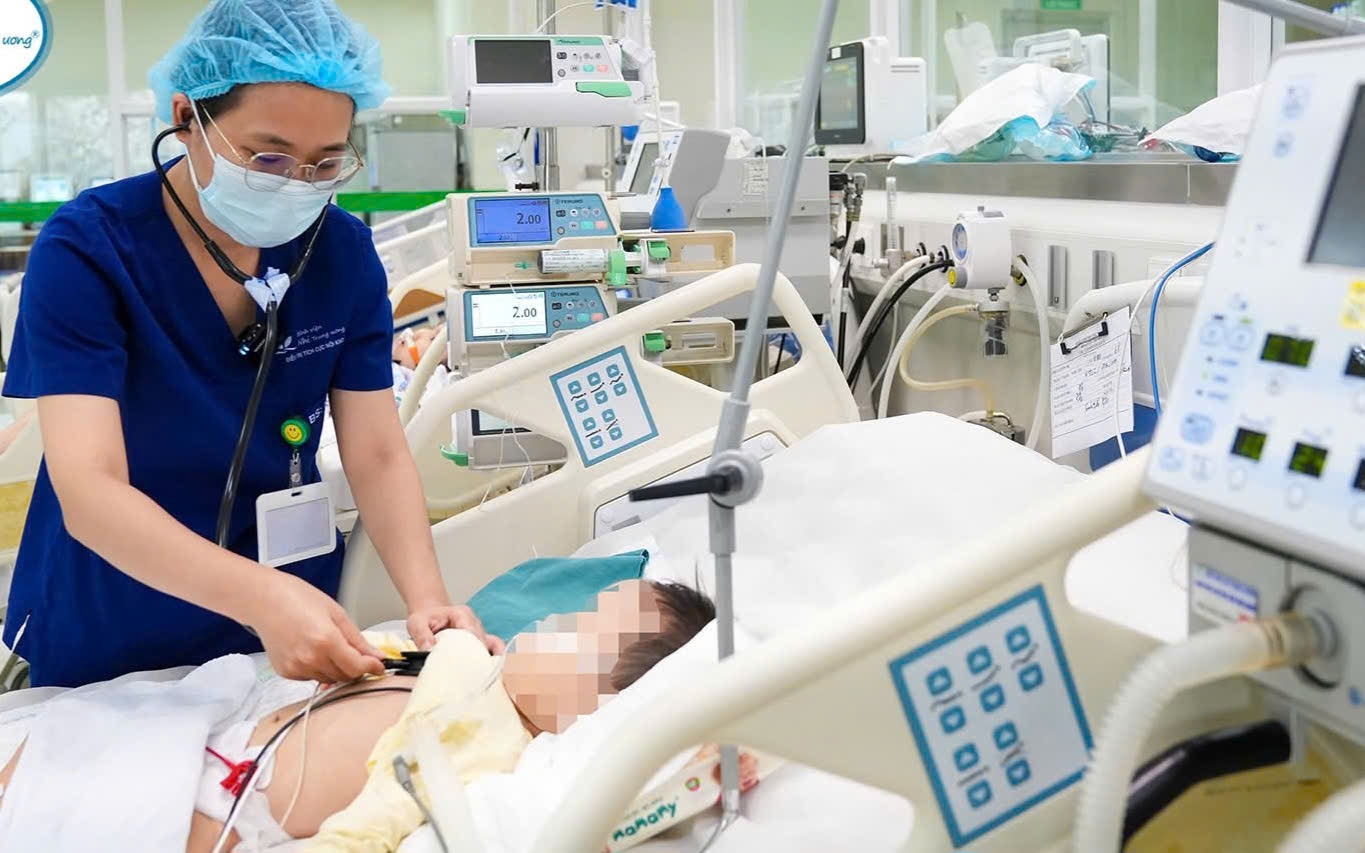 Uống nhầm hoá chất vì đựng trong chai nước người đàn ông suýt tử vong - Ảnh 2.