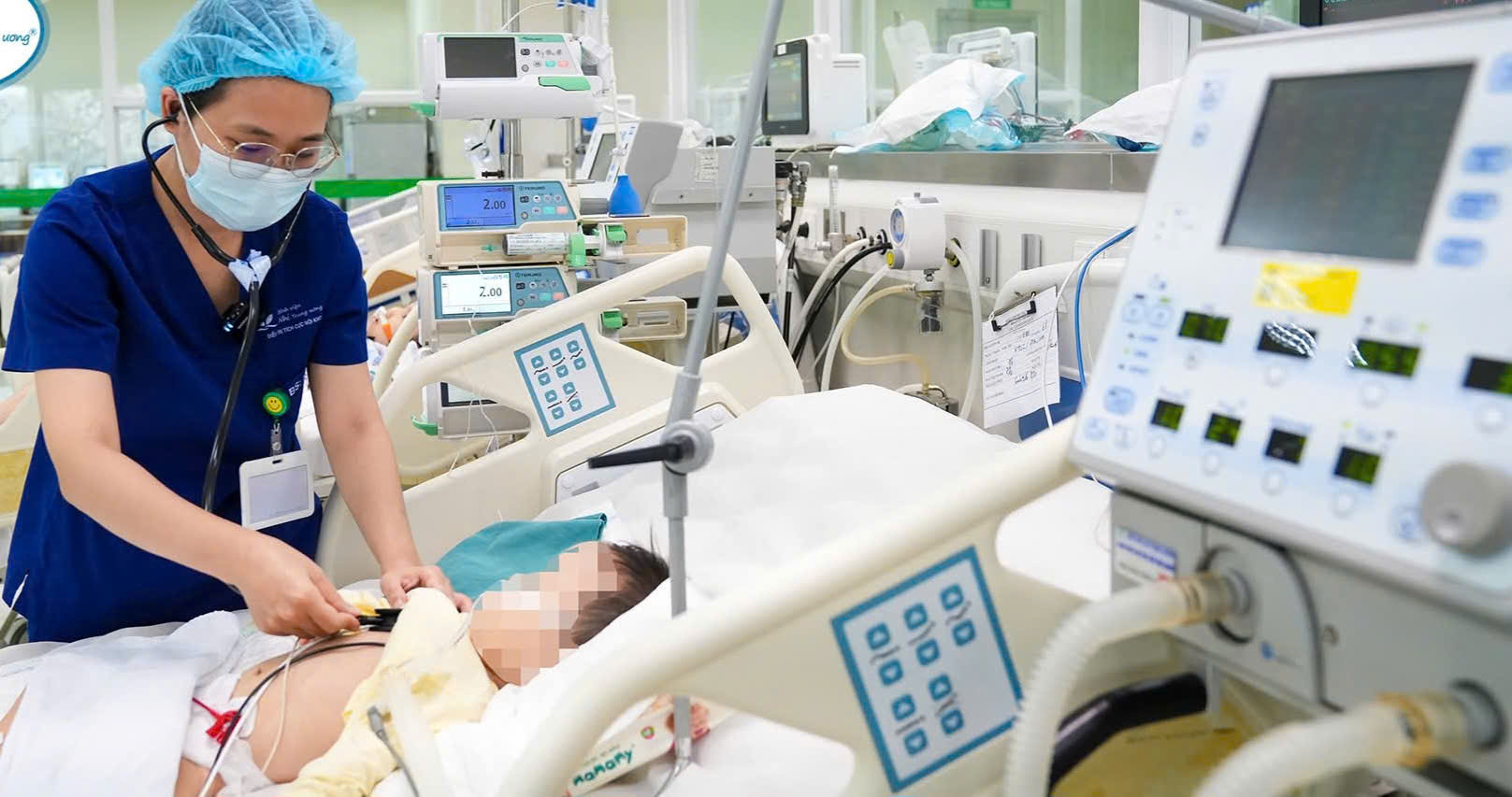 Trẻ uống nhầm dầu thắp đèn, bác sĩ cảnh báo sai lầm sơ cứu - Ảnh 1.