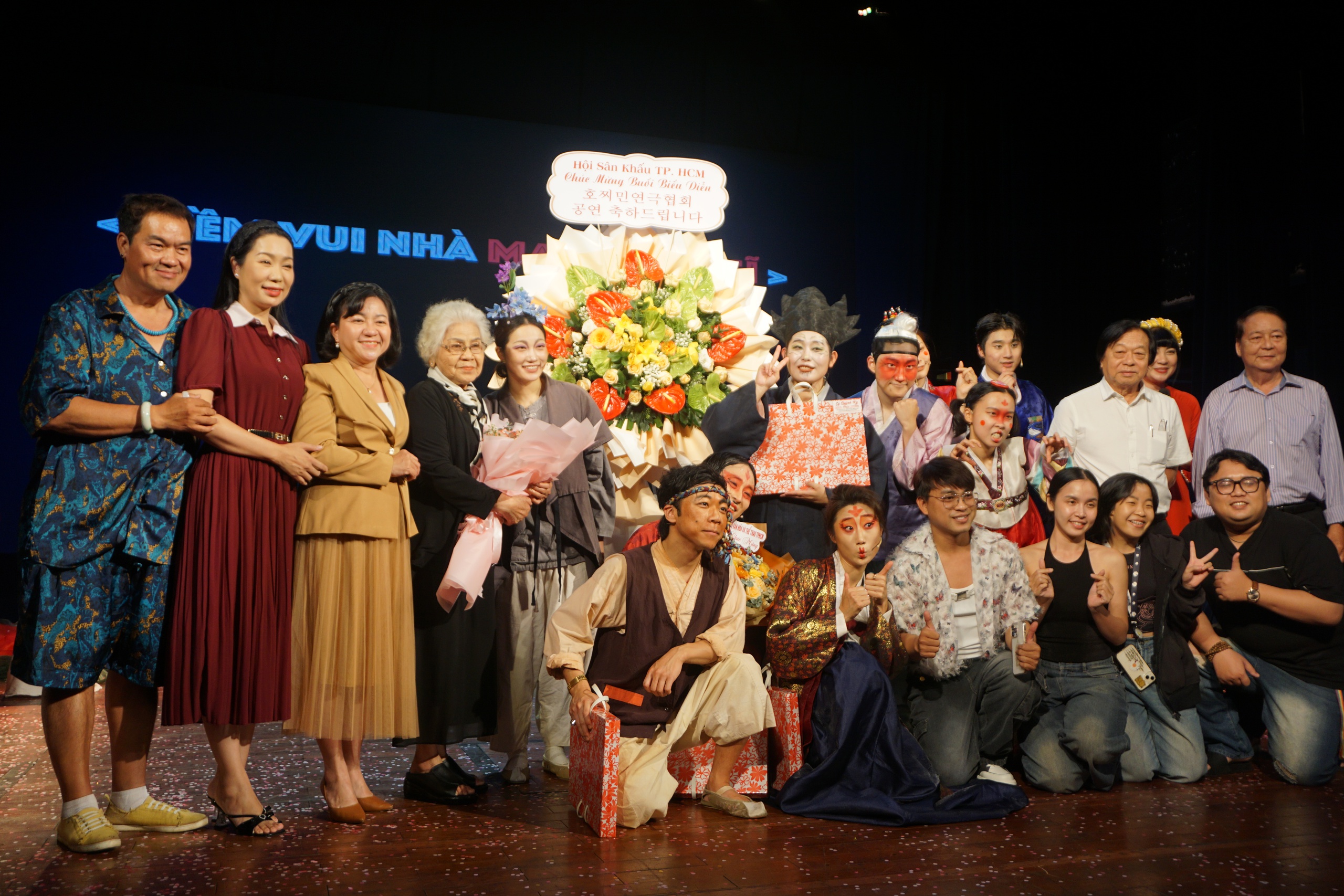 Nghệ sĩ Hàn Quốc diễn kịch hài dân gian, khán giả và nghệ sĩ TP HCM thích thú - Ảnh 3.