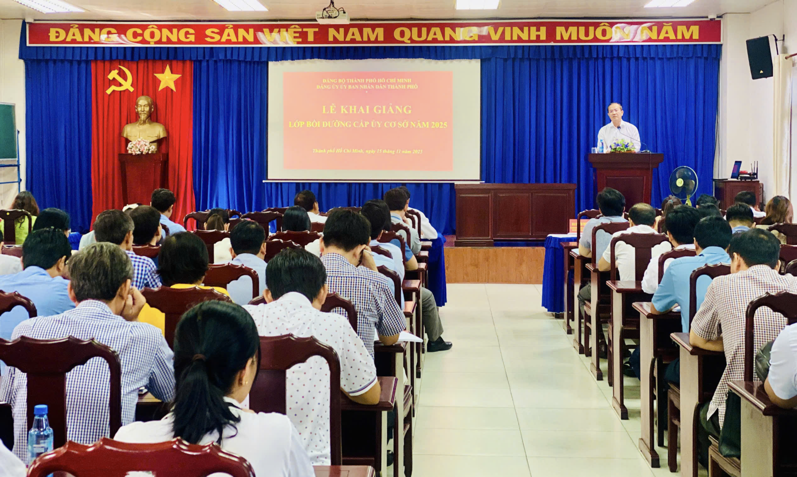 TPHCM nâng cao năng lực đội ngũ cấp ủy cơ sở qua lớp bồi dưỡng năm 2025 - Ảnh 1. TPHCM nâng cao năng lực đội ngũ cấp ủy cơ sở qua lớp bồi dưỡng năm 2025 - Ảnh 1.