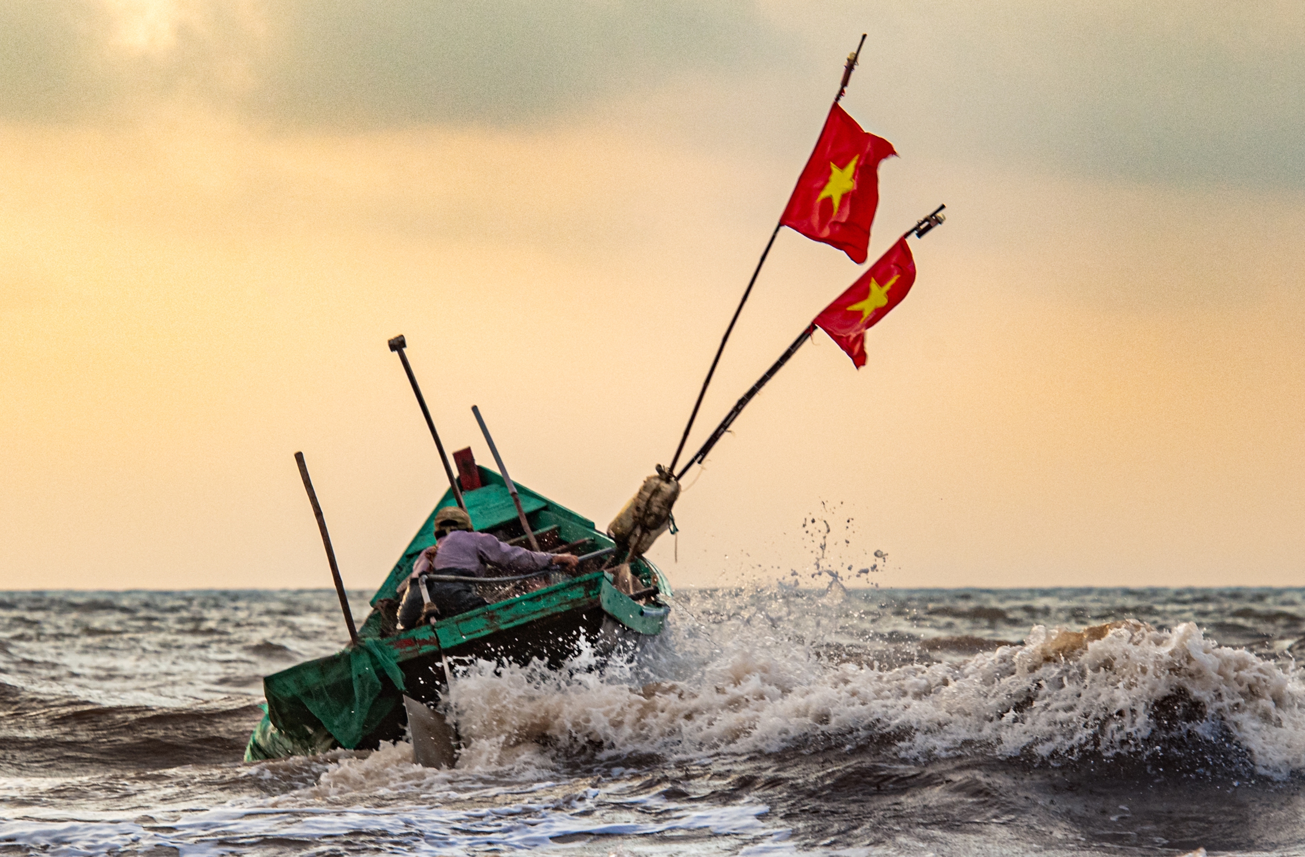 Ảnh đẹp trong tuần: Cờ bay lộng gió - Ảnh 1.
