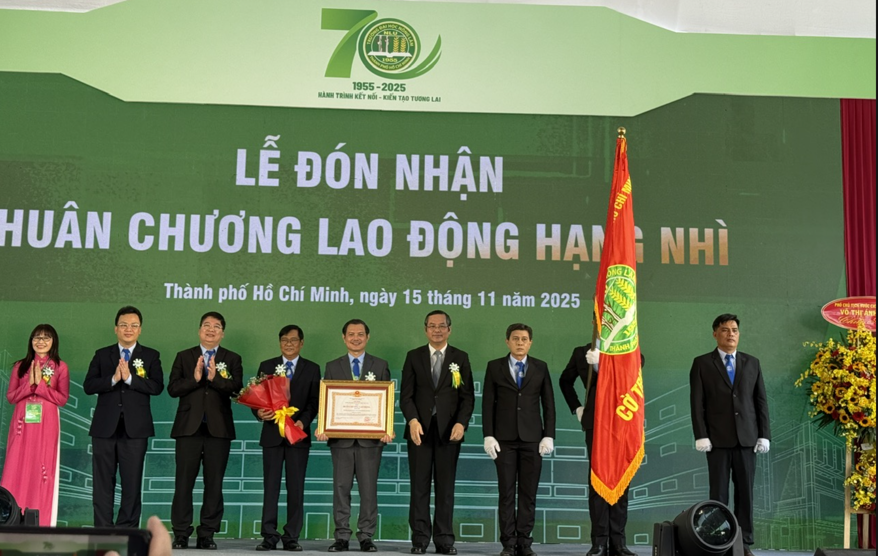 Trường ĐH Nông Lâm TP HCM nhận Huân chương Lao động Nhì - Ảnh 1.
