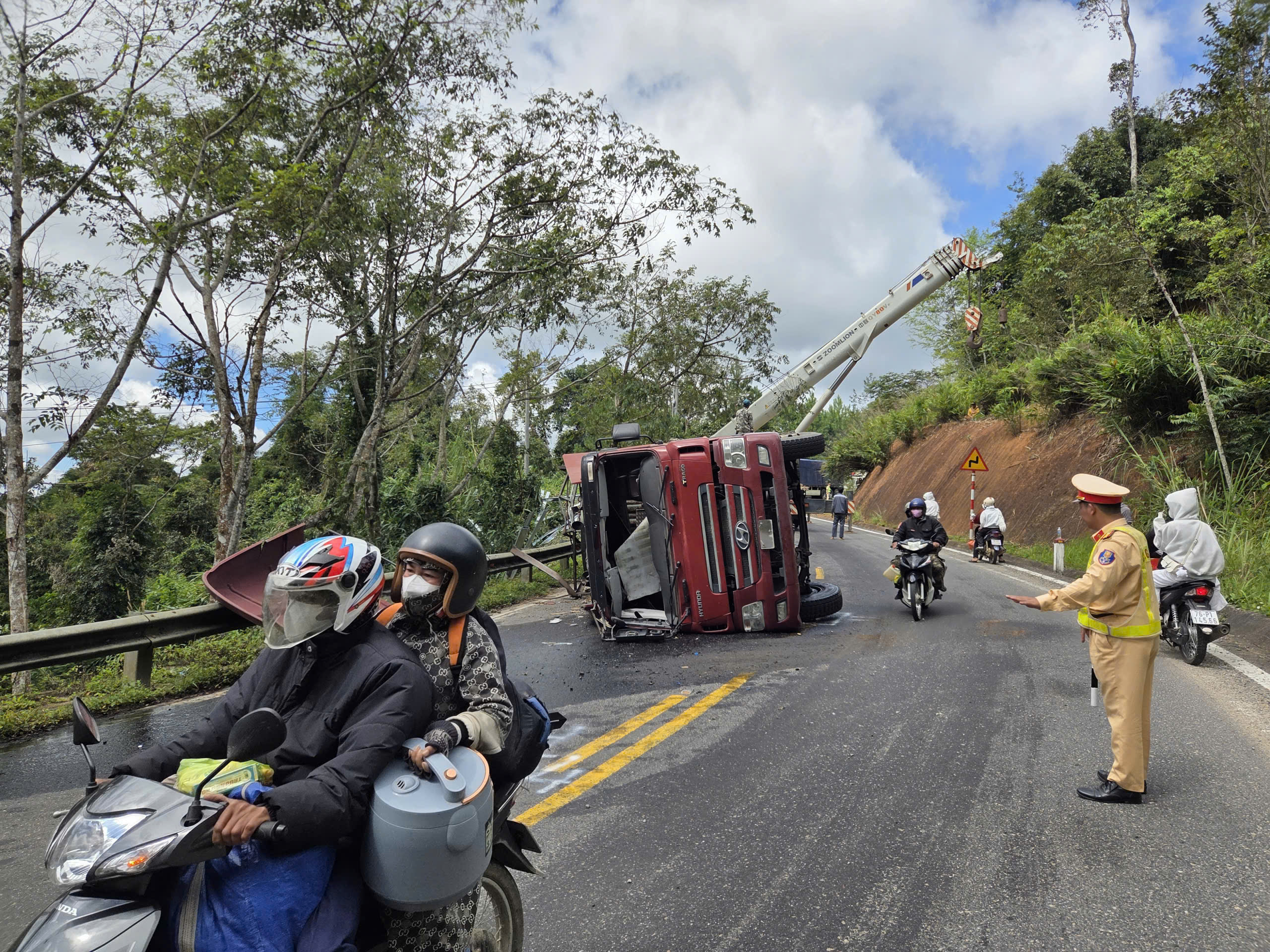 Xe đầu kéo gặp nạn trên đèo Măng Đen, Quốc lộ 24 ách tắc - Ảnh 1.