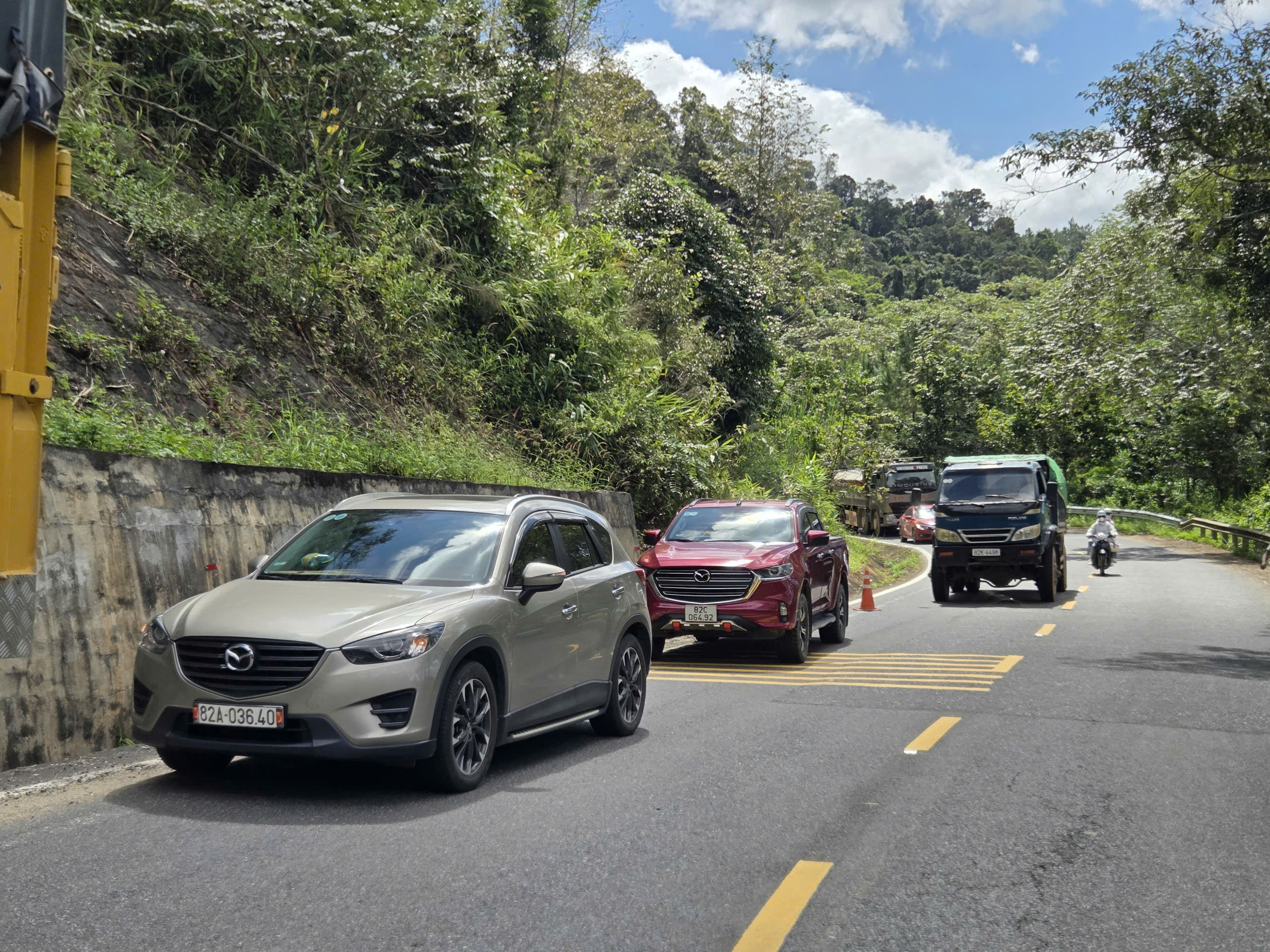 Xe đầu kéo gặp nạn trên đèo Măng Đen, Quốc lộ 24 ách tắc - Ảnh 2.