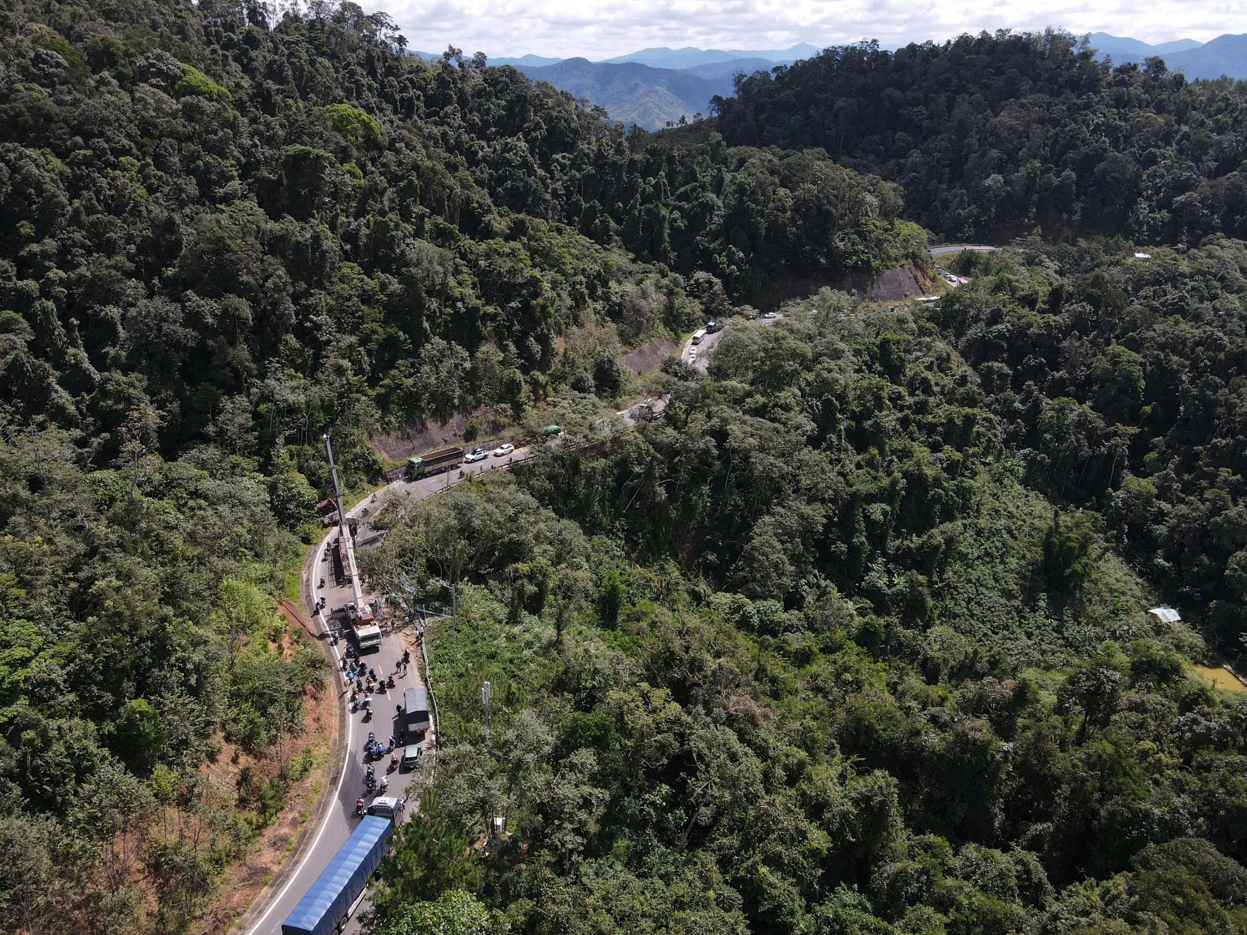 Xe đầu kéo gặp nạn trên đèo Măng Đen, Quốc lộ 24 ách tắc - Ảnh 3.