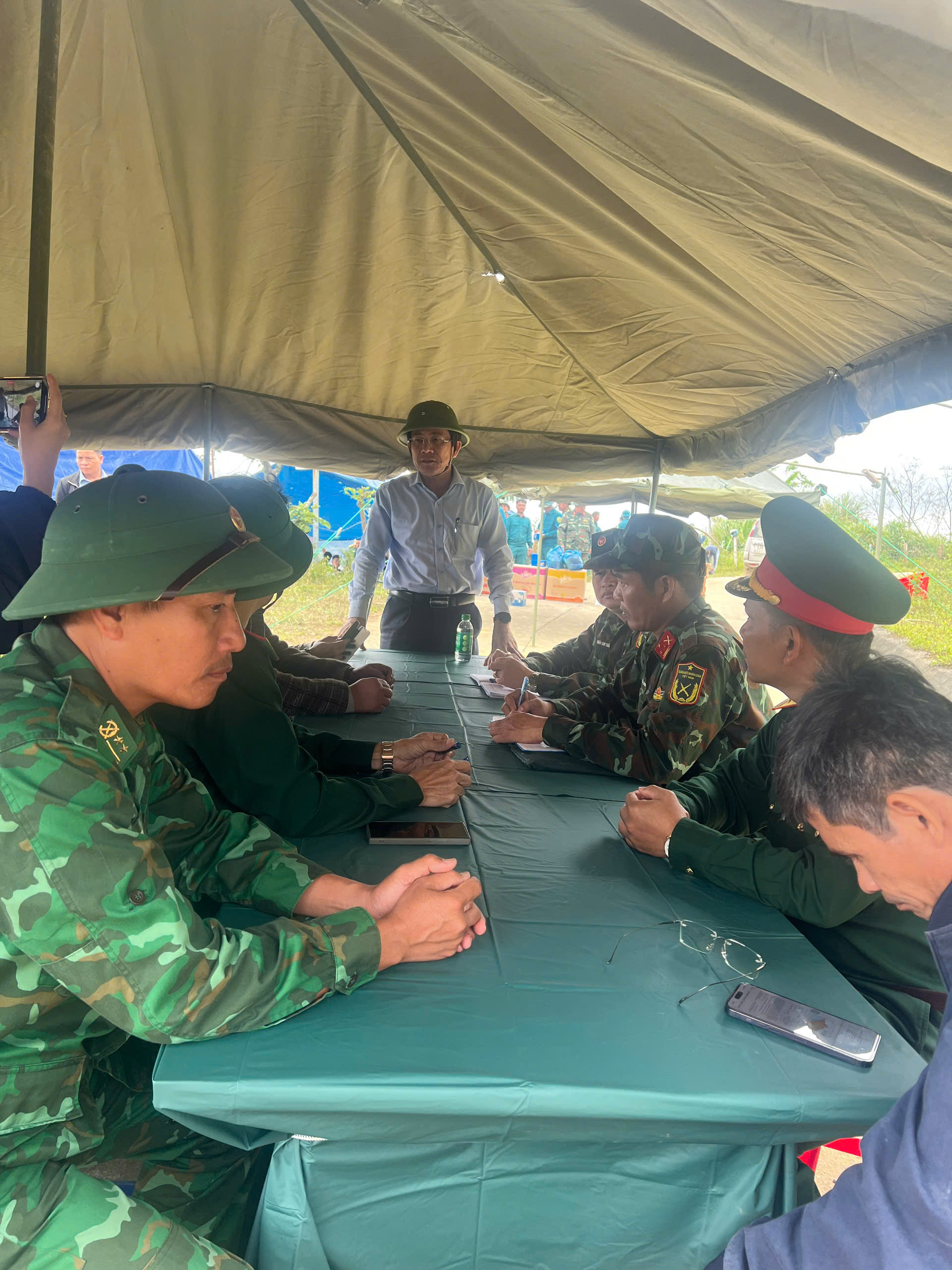 Lãnh đạo TP Đà Nẵng đến hiện trường vụ sạt lở núi kinh hoàng, động viên người dân - Ảnh 5. Lãnh đạo TP Đà Nẵng đến hiện trường vụ sạt lở núi kinh hoàng, động viên người dân - Ảnh 5.