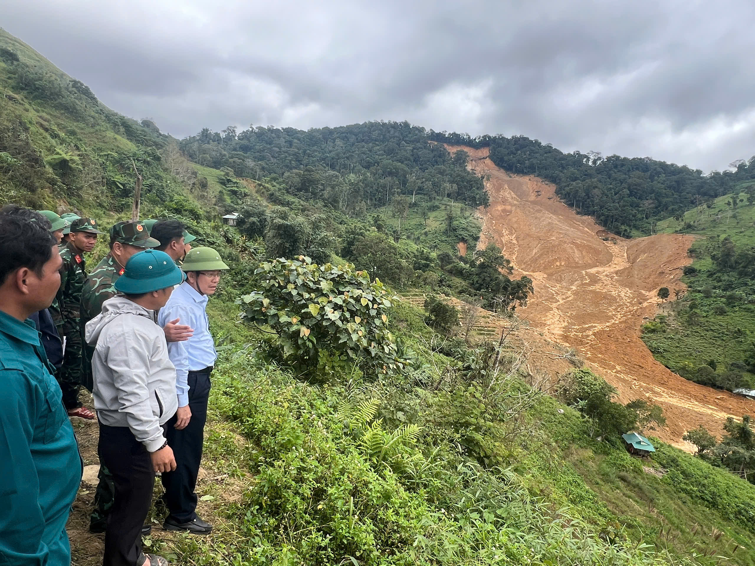 Lãnh đạo TP Đà Nẵng đến hiện trường vụ sạt lở núi kinh hoàng, động viên người dân - Ảnh 3. Lãnh đạo TP Đà Nẵng đến hiện trường vụ sạt lở núi kinh hoàng, động viên người dân - Ảnh 3.